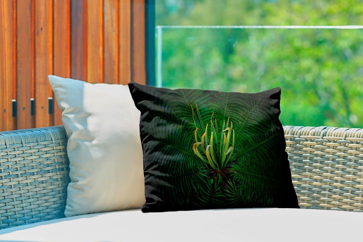 Outdoor-Dekorationskissen, Cycas-Pflanze schwarzem Eine auf Hintergrund, Dekokissen Dekokissenbezug, Kissenhülle Polyester, MuchoWow blühende