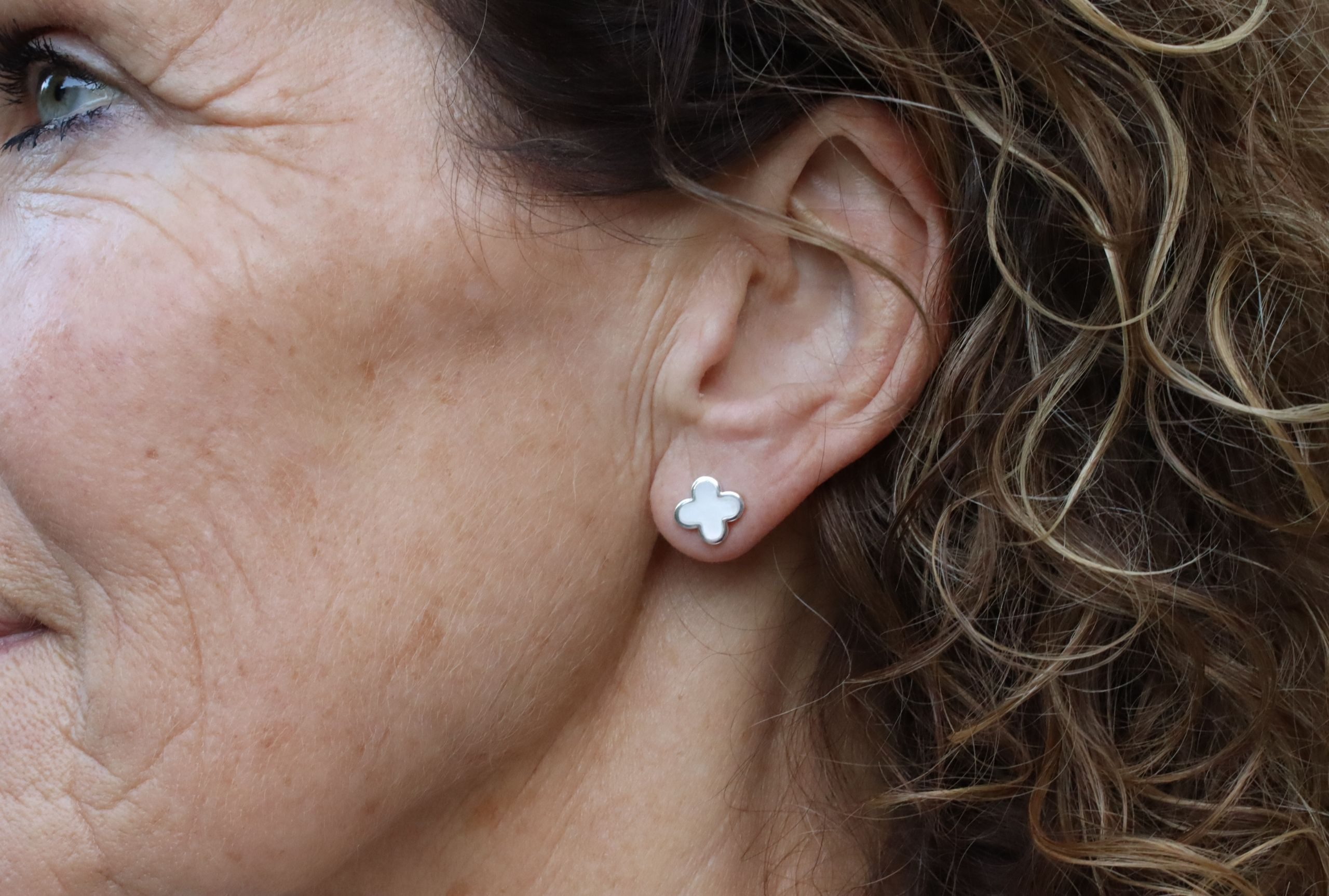 SILBERMOOS Paar Ohrstecker Kleine Kleeblatt-Ohrstecker mit Perlmutt, 925 Sterling Silber