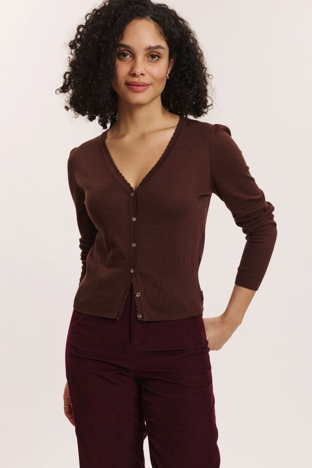 Tranquillo Cardigan Damen Linaa GOTS-Bio-Baumwolle V-Ausschnitt Zierkante kurze Passform Unifarbene Strickjacke hautschmeichelnd, atmungsaktiv und luftig
