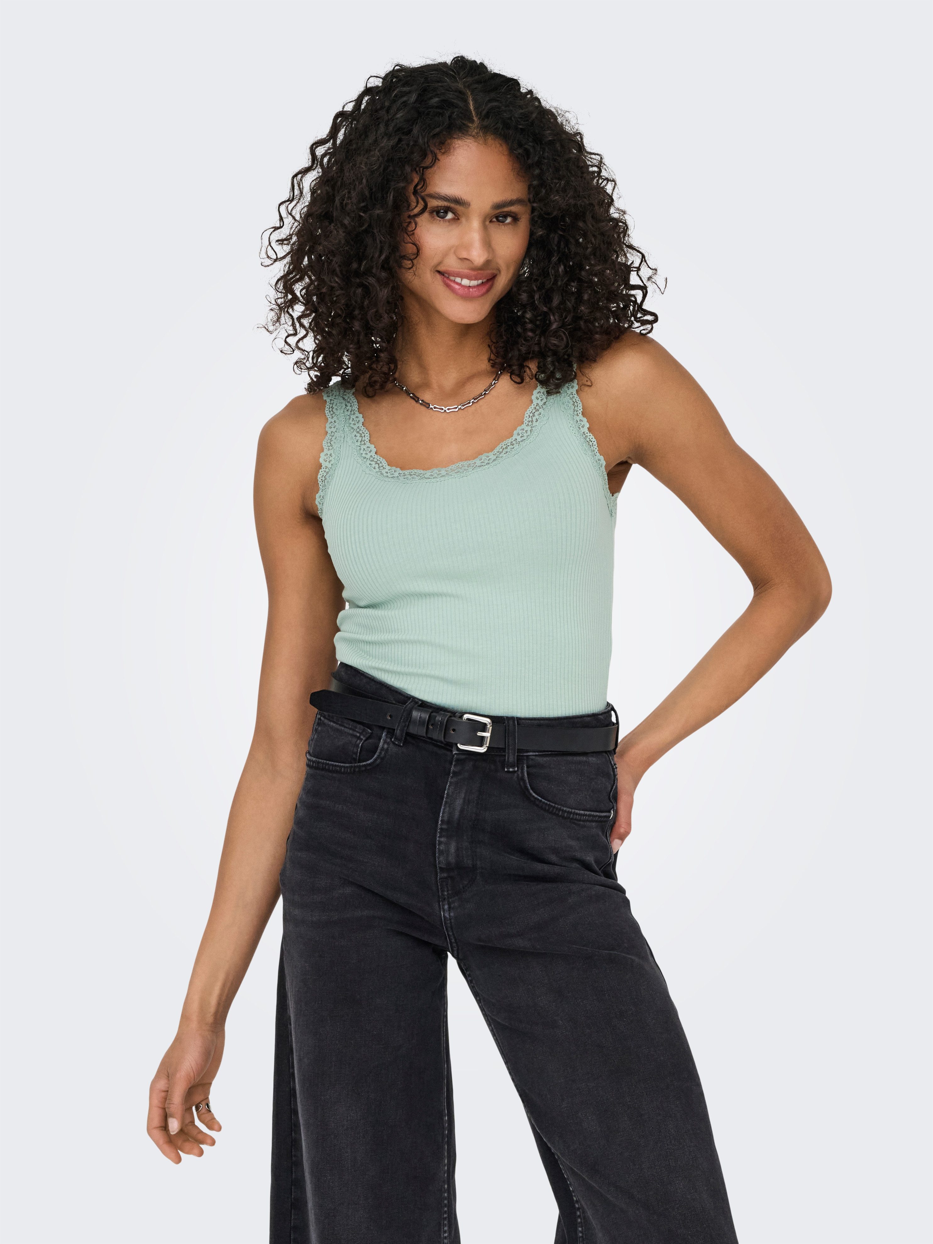 ONLY Tanktop ONLSARA – Tanktop mit Spitzendetail am Ausschnitt Baumwollmischung, regular fit