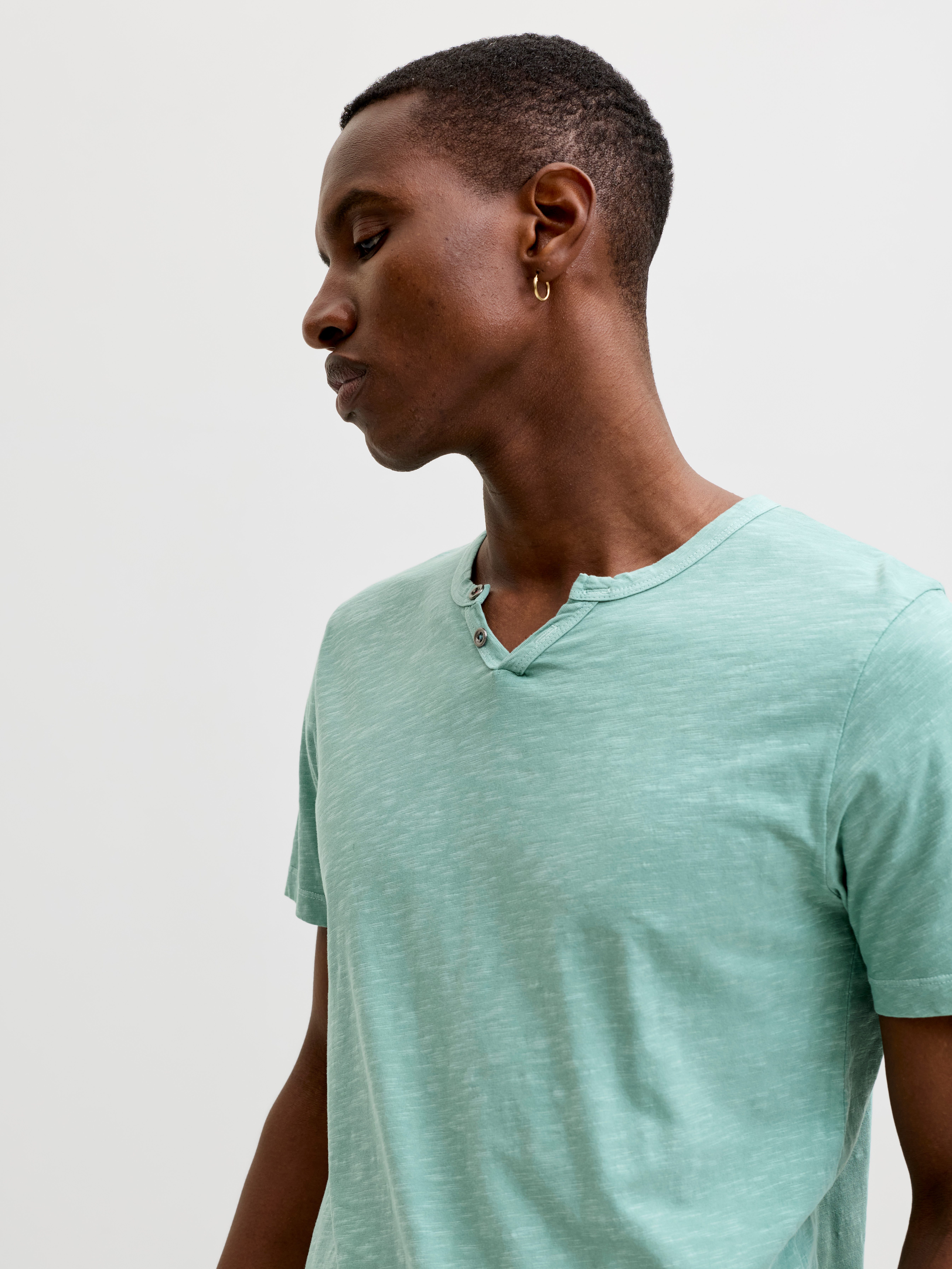 Jack & Jones T-Shirt JJESPLIT NECK TEE SS NOOS mit V-Ausschnitt günstig online kaufen