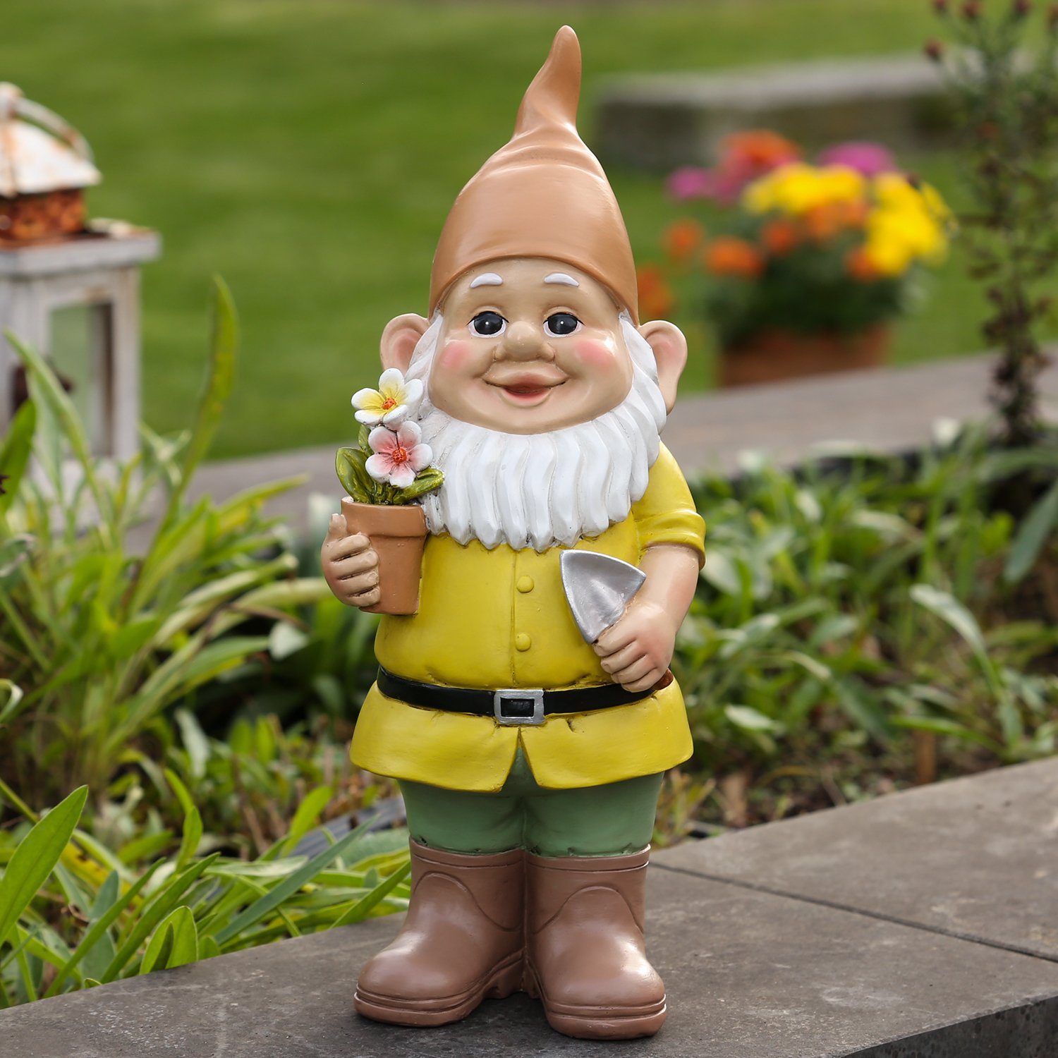 MARELIDA Gartenzwerg »Gartenzwerg SKORRI Zwerg mit Blume Dekofigur