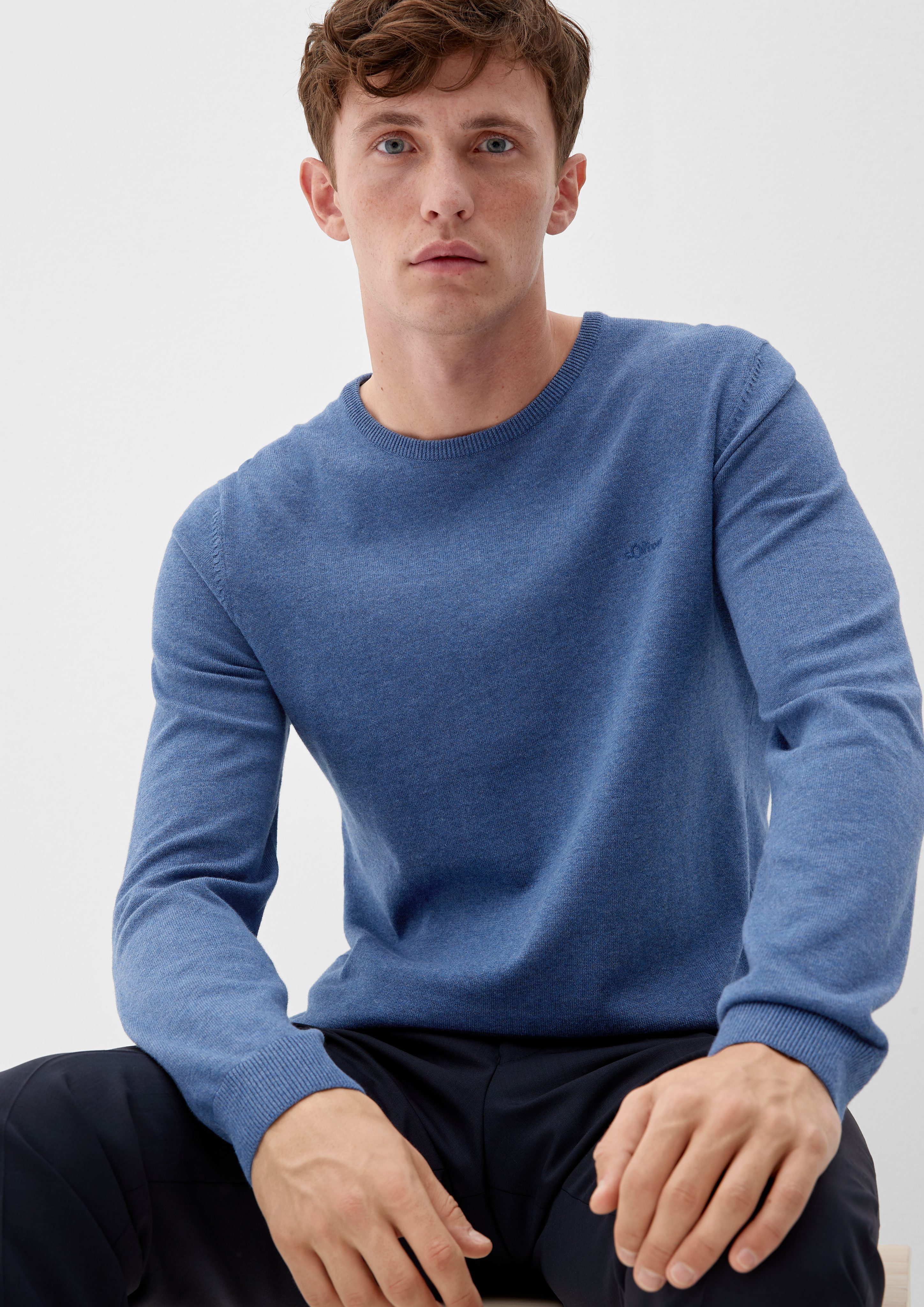 s.Oliver Strickpullover Pullover aus Logo Feinstrick dunkelblau meliert