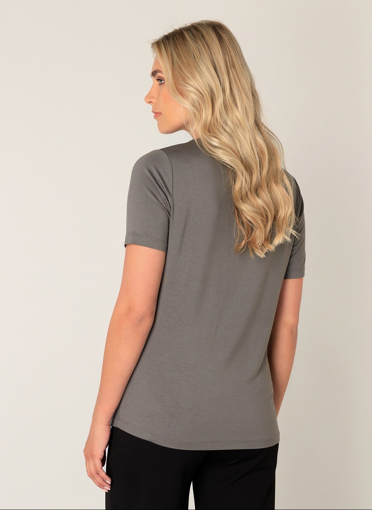 Base Level T-Shirt Yanic mit V-Ausschnitt
