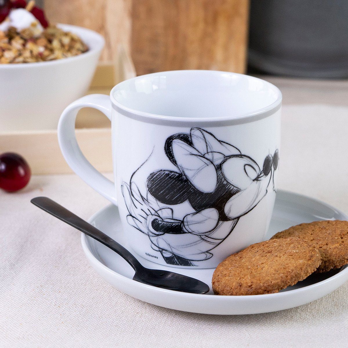 Geda Labels GmbH Tasse Mickey Kiss Sketch silbergrau, 1-tlg., Porzellan, Grau, 300 ml, spülmaschinengeeignet