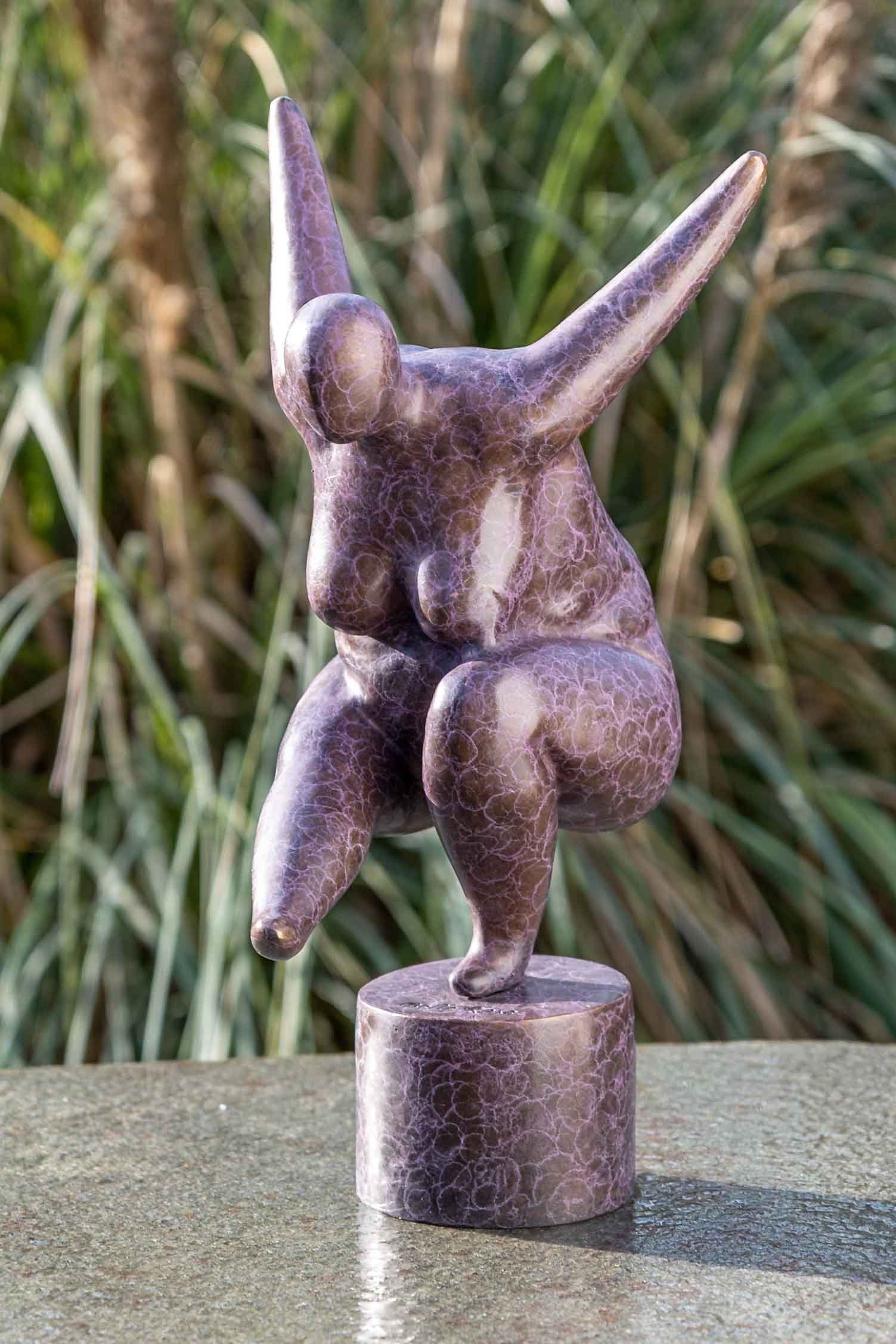 IDYL Rose", – in witterungsbeständig – "Belle – Modelle werden Dicke von gegen und Die Dame Regen Hand in Bronze-Skulptur Langlebig Wachsausschmelzverfahren robust und Bronze Frost, patiniert. UV-Strahlung. IDYL gegossen Gartenfigur Bronze sehr