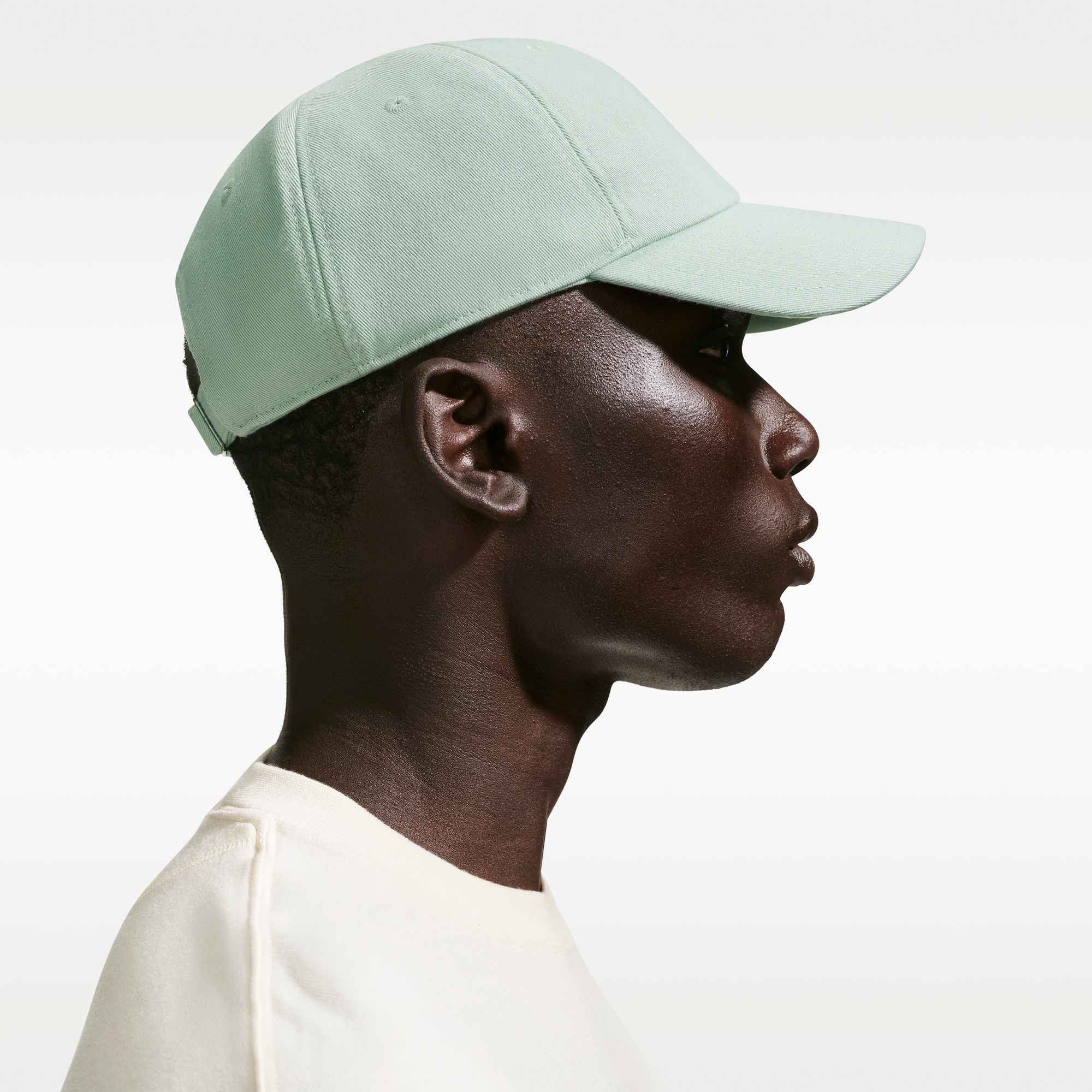 Nike Sportswear Baseball Cap U NK CLUB CAP U CB SM SWSH L mittelhohe Baseball Cap, mit vorgebogenem Schirm, aus glattem Twill