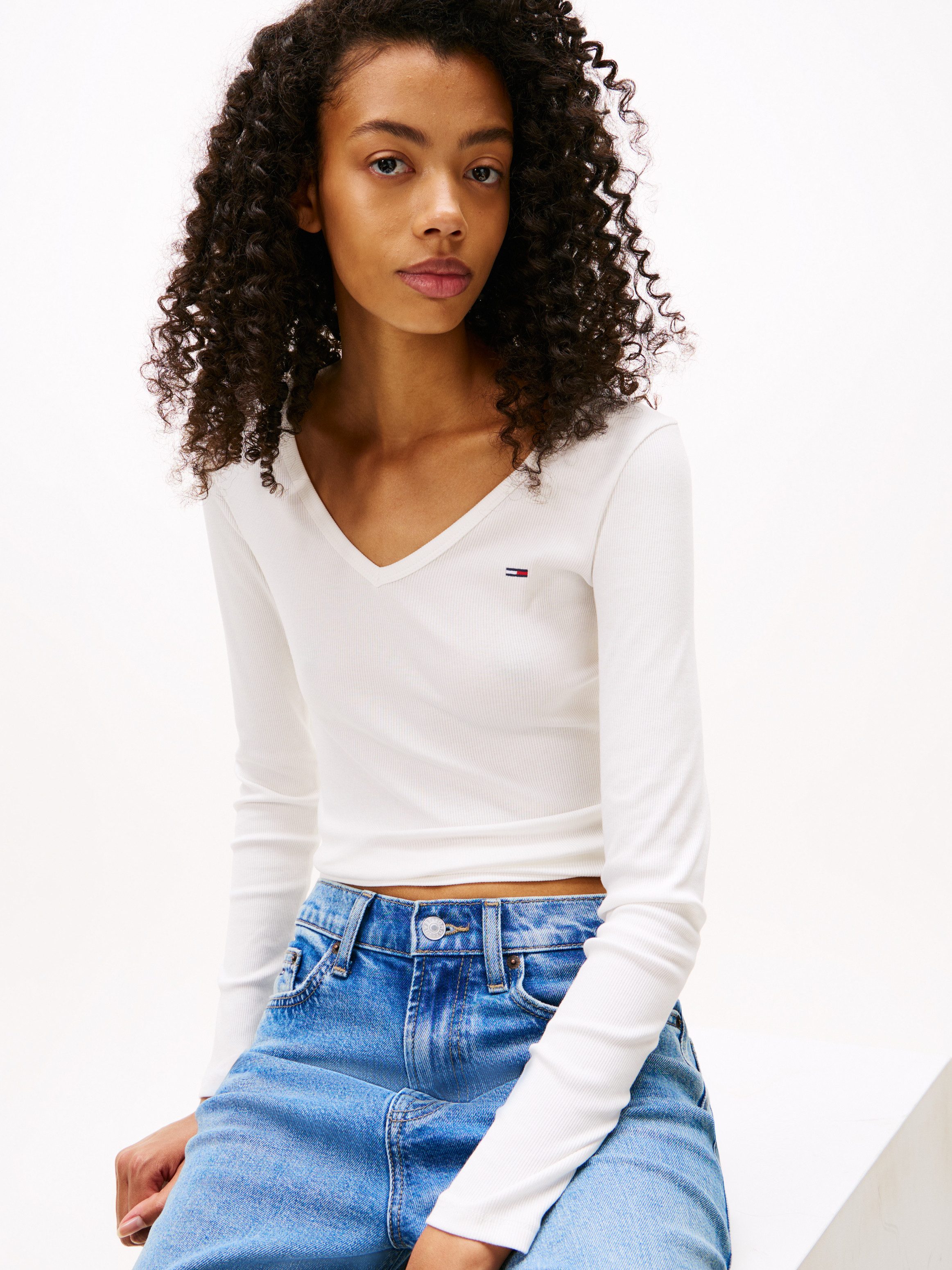 Tommy Jeans Langarmshirt TJW SLIM ESSENTIAL RIB V LS mit Logostickerei günstig online kaufen