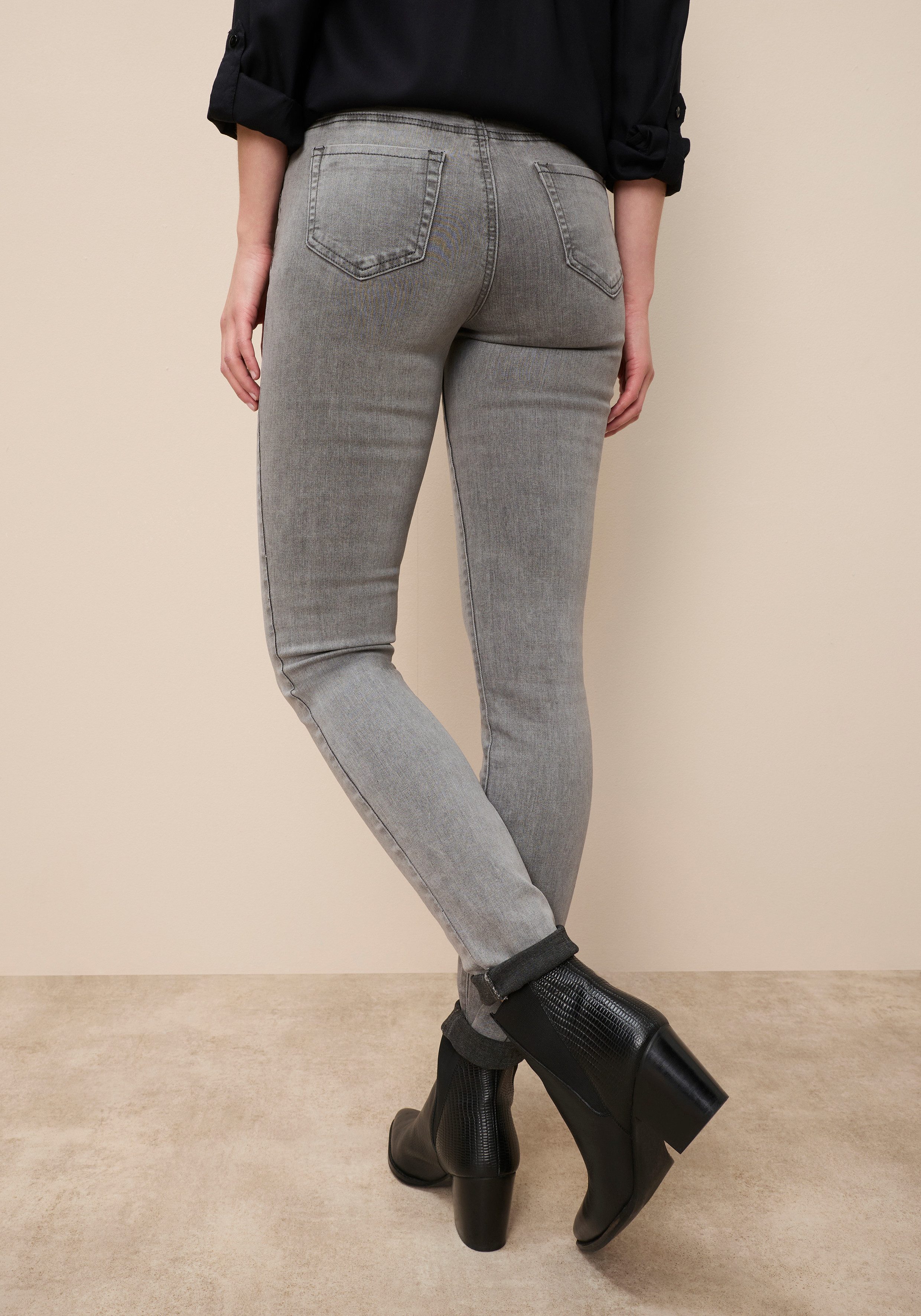 Tamaris Skinny-fit-Jeans aus bequemen Stretch-Denim schmale Beinweite, mit Gürtelschlaufenbund, mit Metallreißverschluss