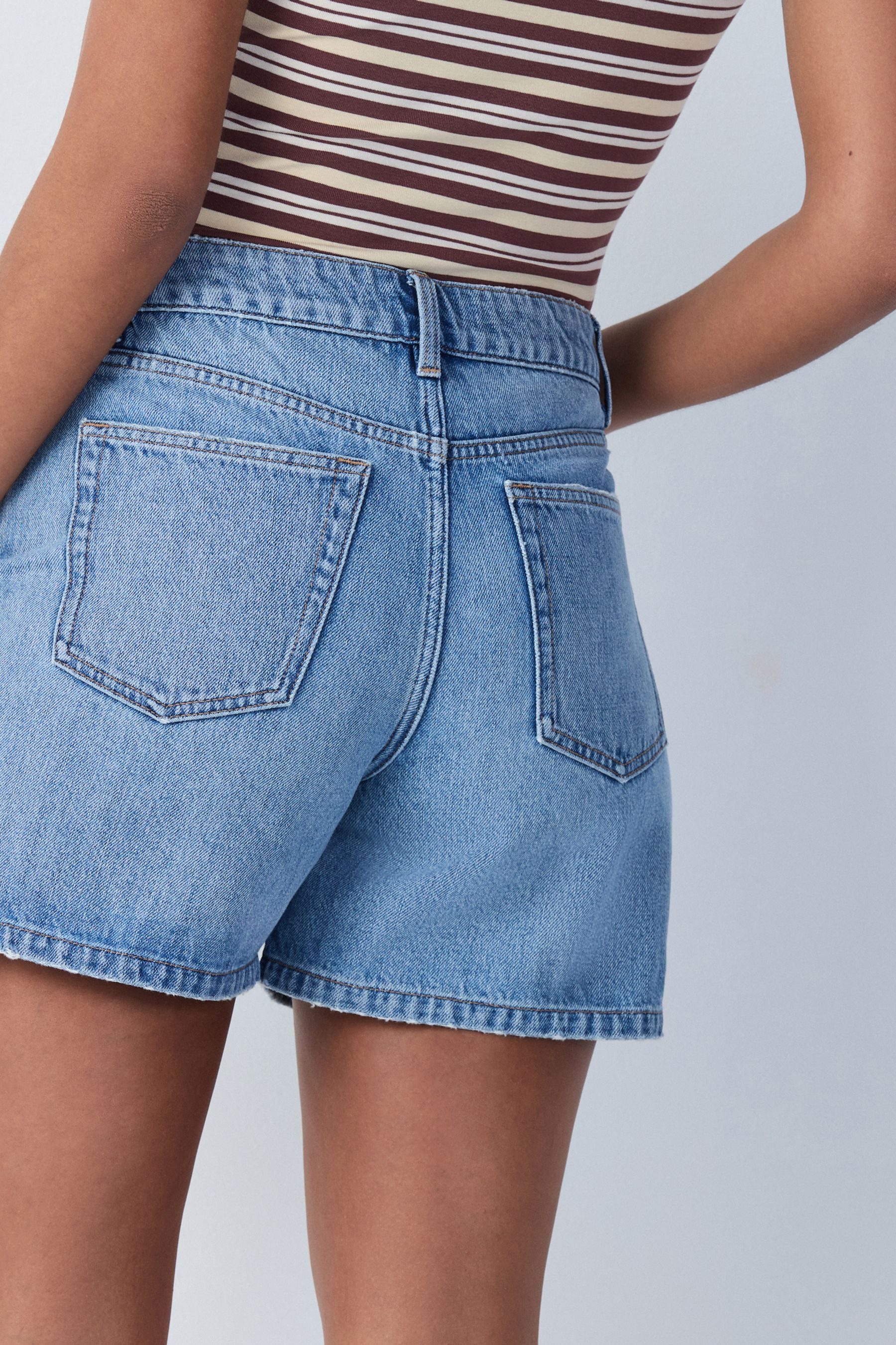 Next Jeansshorts Jeansshorts mit hohem Bund in A-Linien-Form (1-tlg)