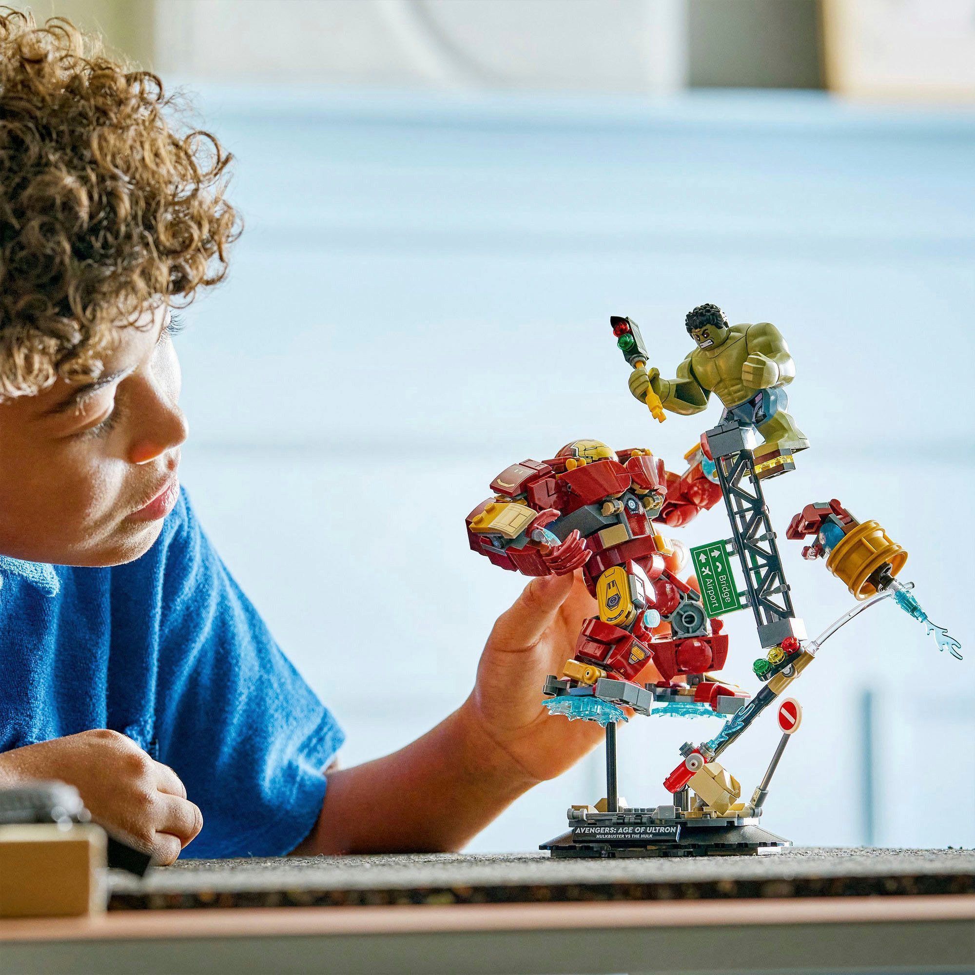 LEGO® Duell der Giganten: Hulkbuster vs. Hulk (76343), LEGO Super Heroes Konstruktionsspielsteine, (413 St) – Bild 2 von 5
