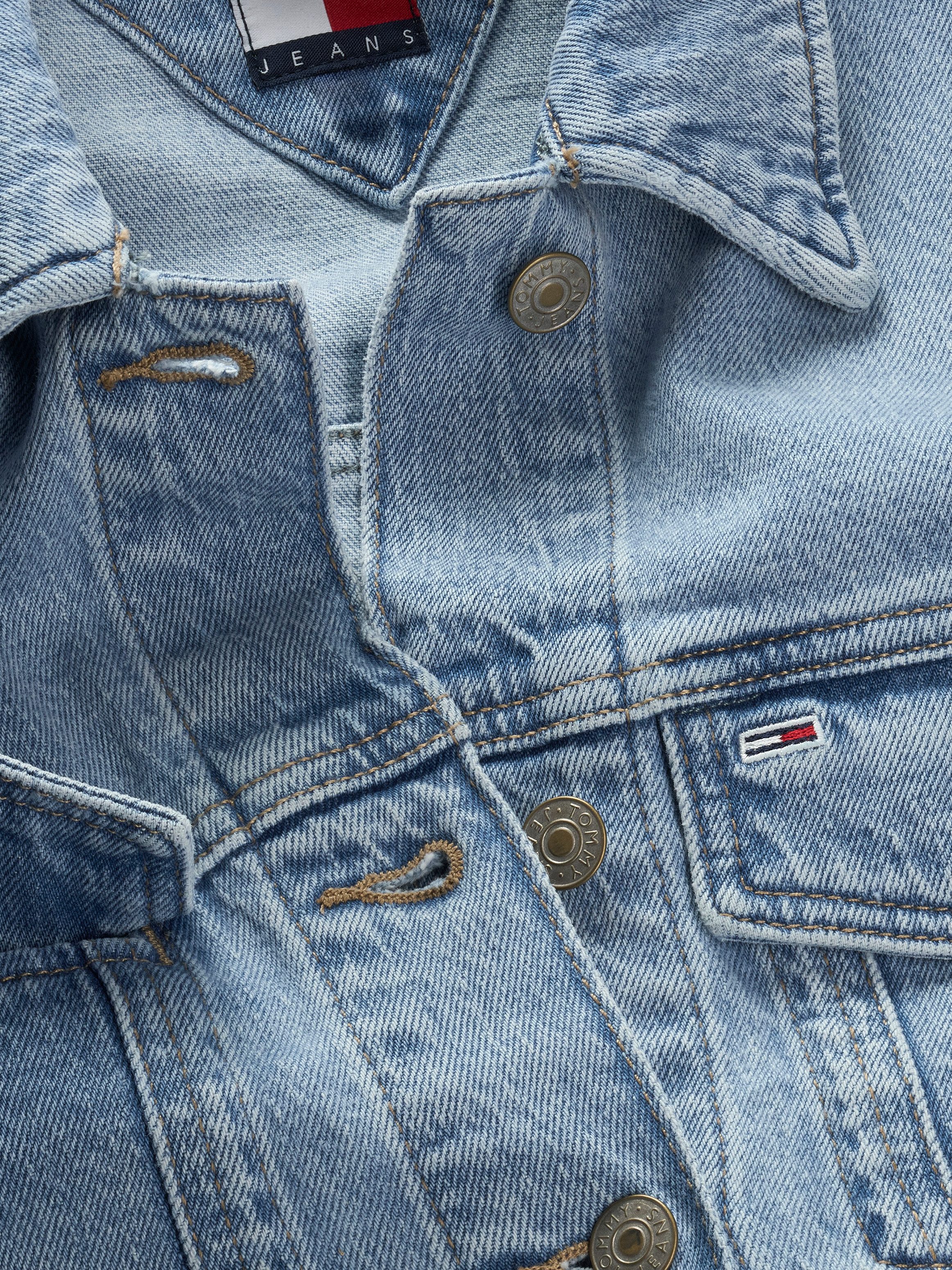 Tommy Jeans Jeansjacke CLASSIC TRUCKER JACKET BI8110 mit Brusttaschen, Logo-Badge