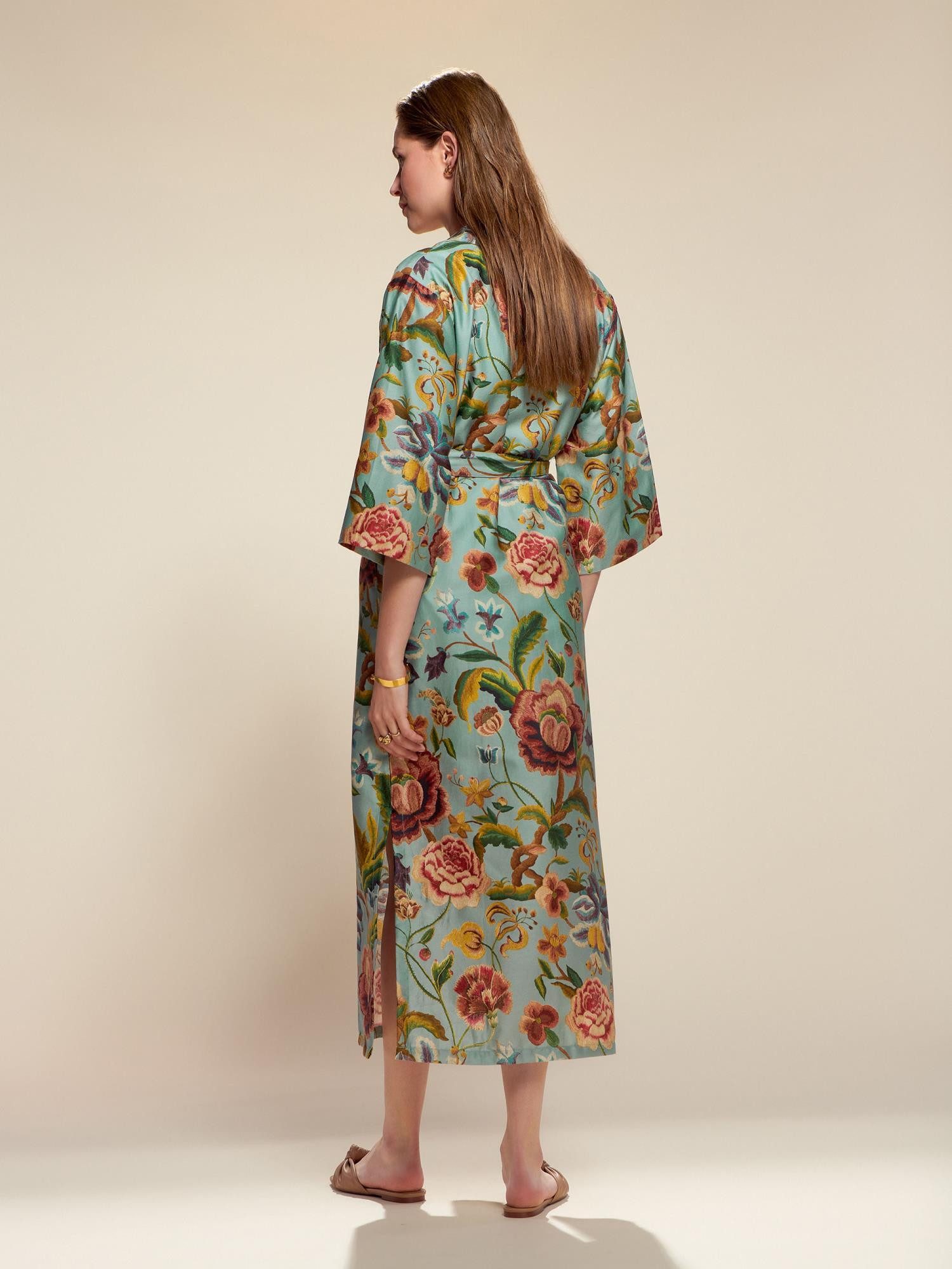 Essenza Kimono Juliet Roselina, Langform, Bio-Baumwollsatin (GOTS), Kimono-Kragen, Gürtel, aus Bio-Baumwollsatin mit romantischem Blumenprint – Bild 5 von 5