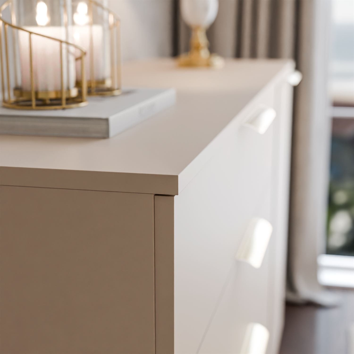 Lookway Kommode LINA KASCHMIR 1D4S mit LED Beleuchtung auf hohen Füßen, 138x90x40 cm – Bild 4 von 5
