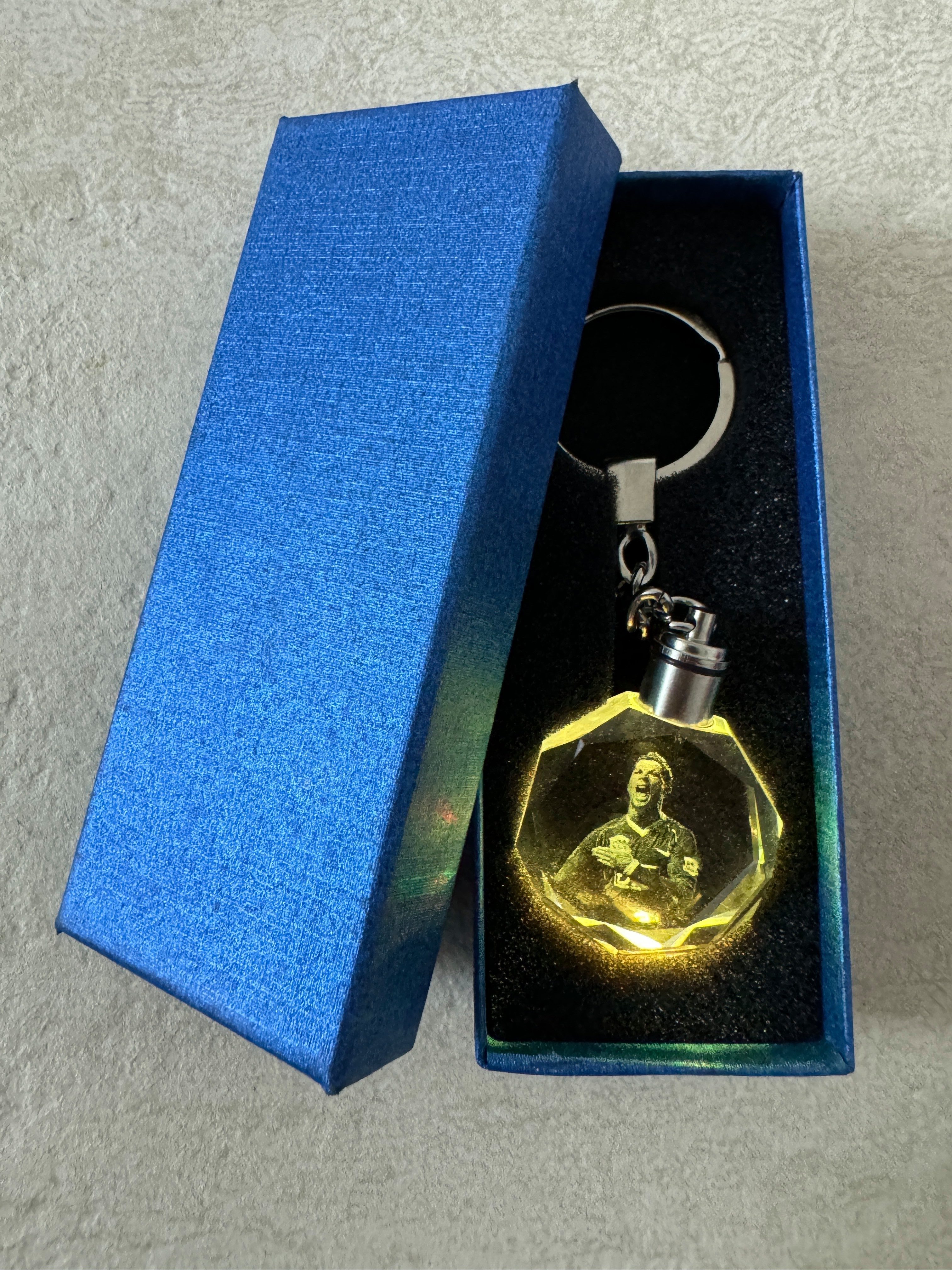 Stelby Schlüsselanhänger mit Gravur Cristiano Ronaldo Schlüsselanhänger Multicolor LED mit Geschenkbox (Perfekt für Geburtstage und Weihnachten, 1-tlg., Robustes Glasmaterial, leuchtet in 5 Farben), Farbwechsel, langlebig, modernes Design
