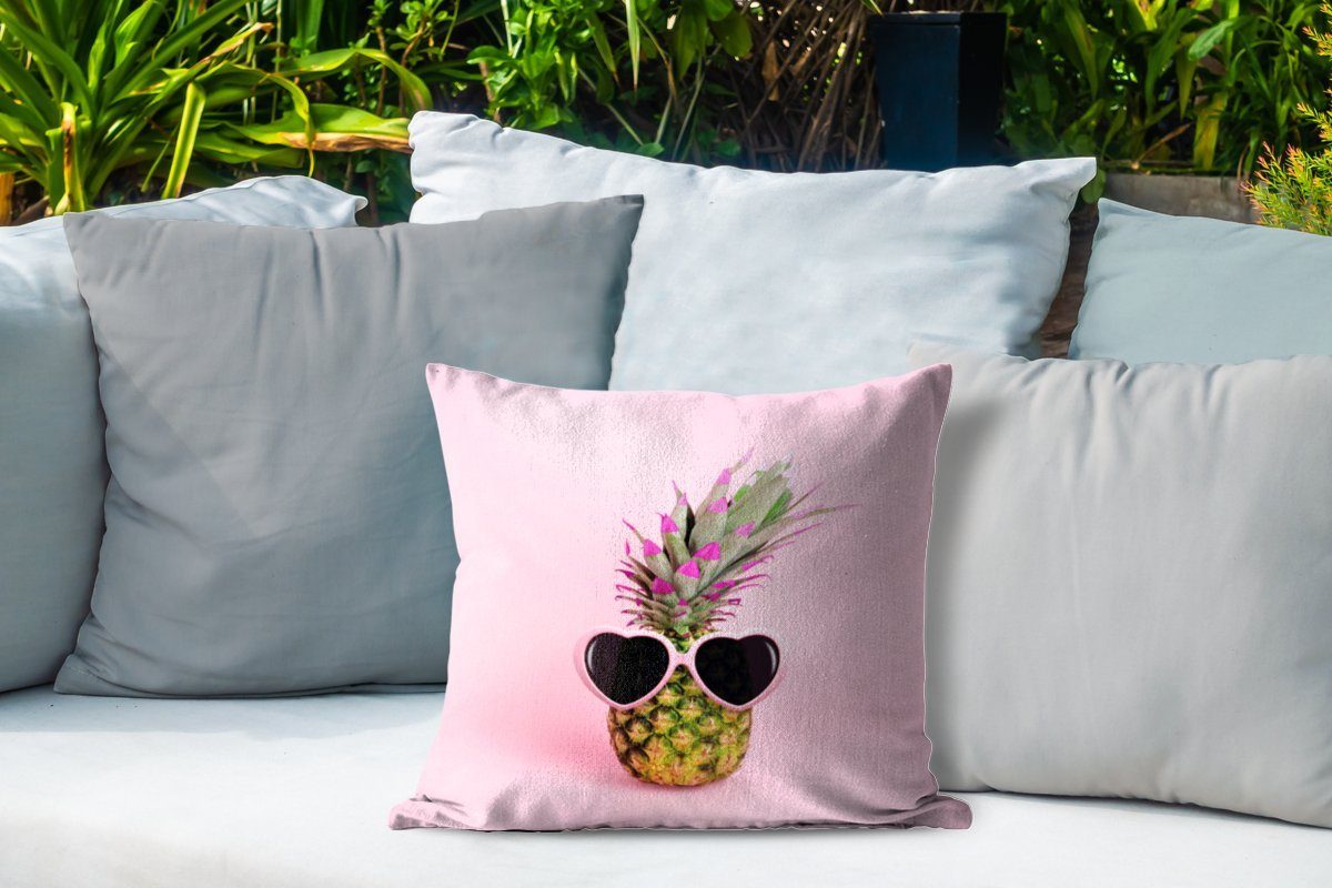 MuchoWow Ananas Outdoor einem Dekokissen Hintergrund Eine Kissenhülle, Sonnenbrille, Dekokissen, Kissenbezüge, mit rosa Dekokissenbezug, vor