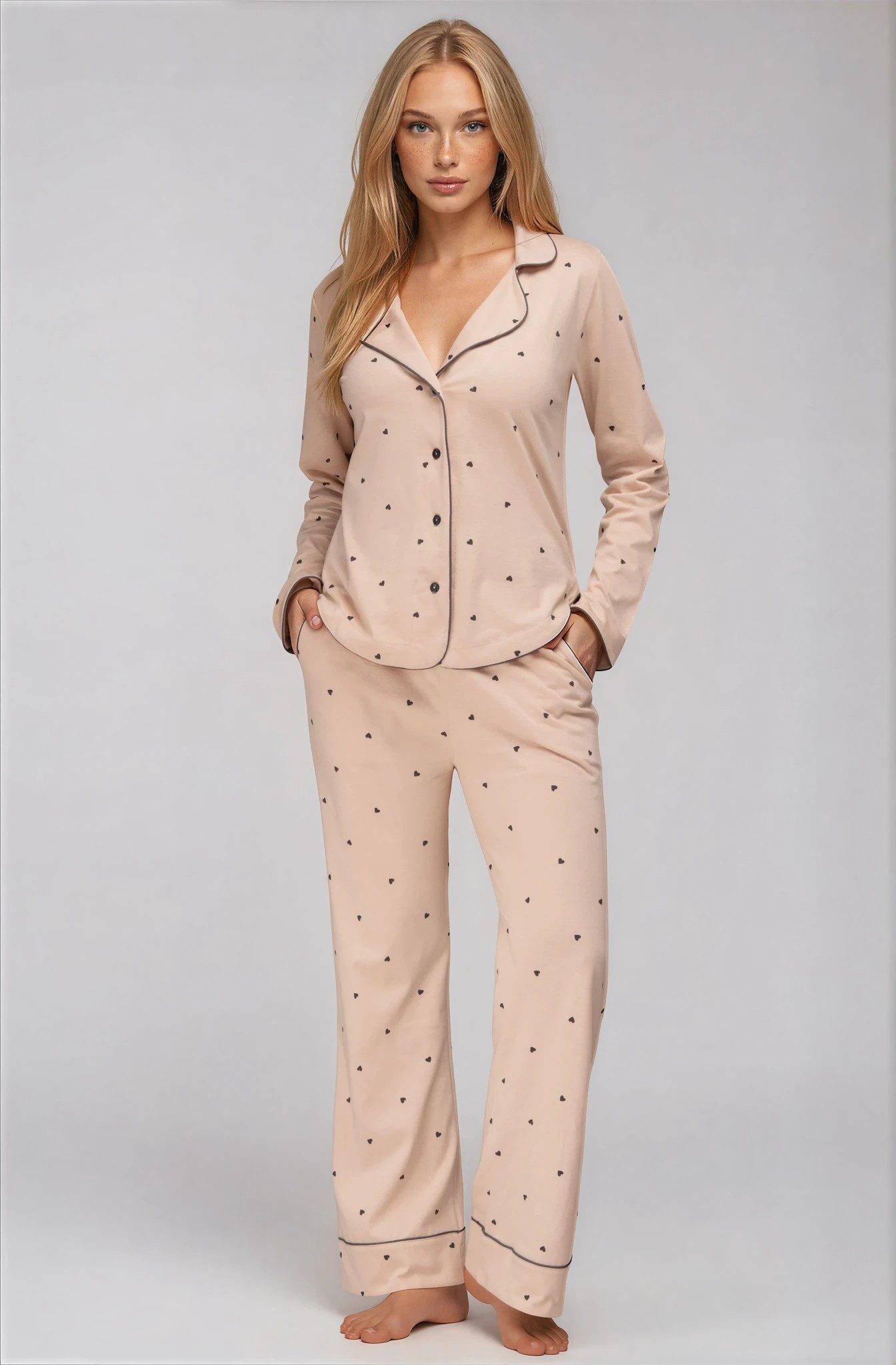 Mademoiselle Sommeil Pyjama Damen Schlafanzug in Beige mit Herzprint aus 100% Baumwolle Langarm-Hemd & lange Hose, Knopfleiste, Taschen, gefertigt in Polen