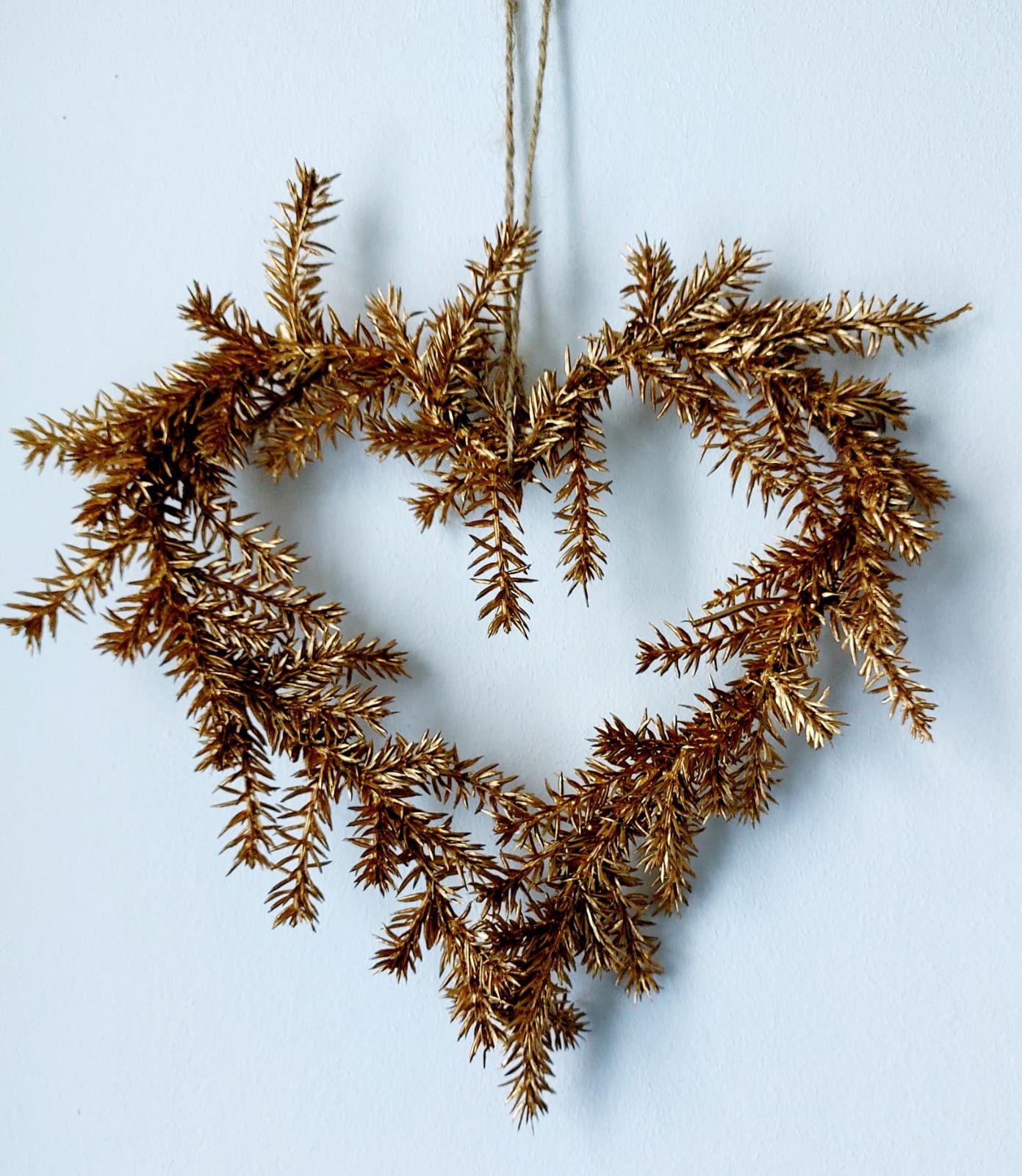 Kunstkranz Herbst Winter Tanne vergoldet Herzkranz Wandeko Türkranz Weihnachten, Vosteen, Herzform ca. 30cm