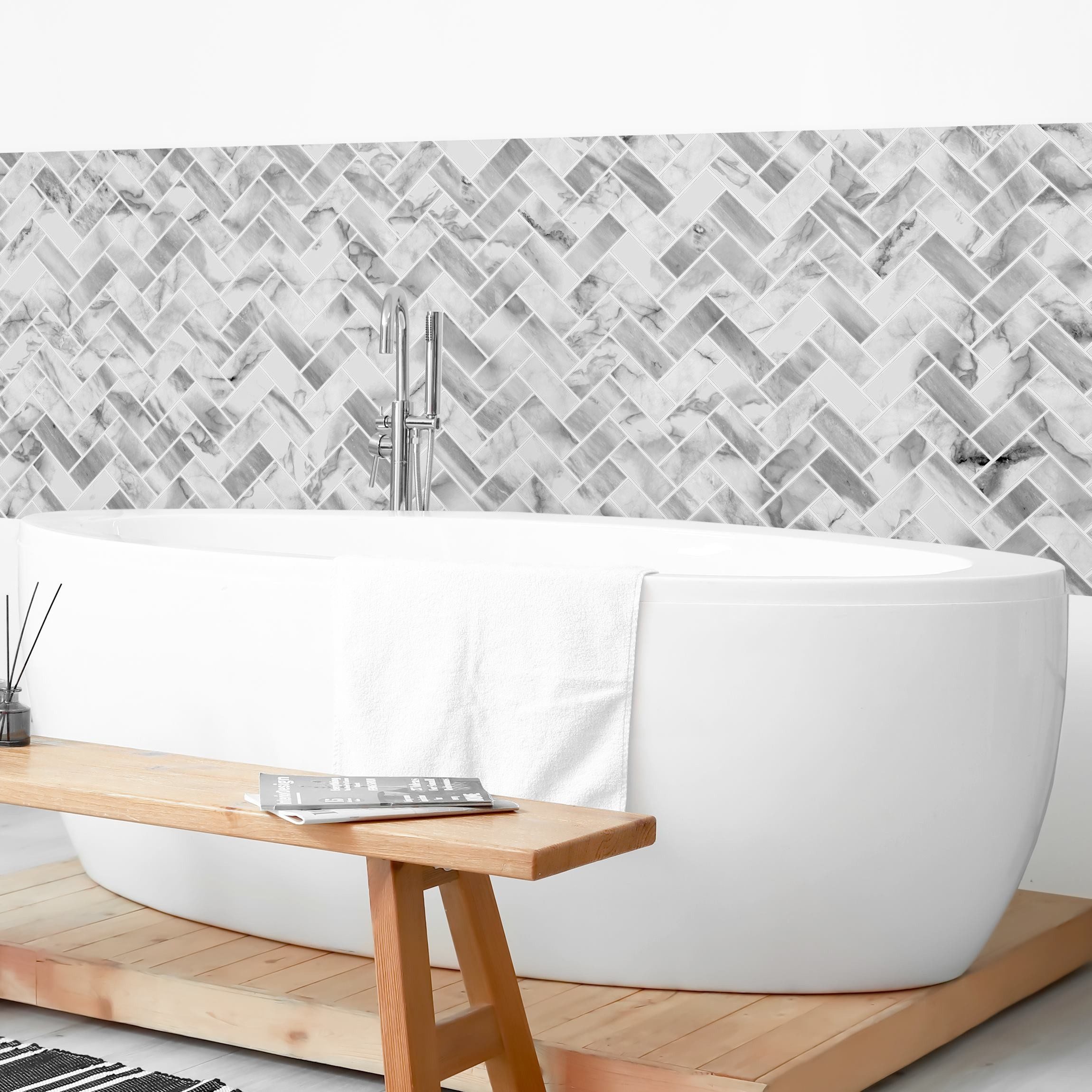 Bilderdepot24 Badrückwand weiss fugenlose Wandverkleidung Bad modern, (Hartfolie matt » Selbstklebend SMART 0,35 mm), wasserfestes Wandpaneel Marmor Fischgräten Weiß