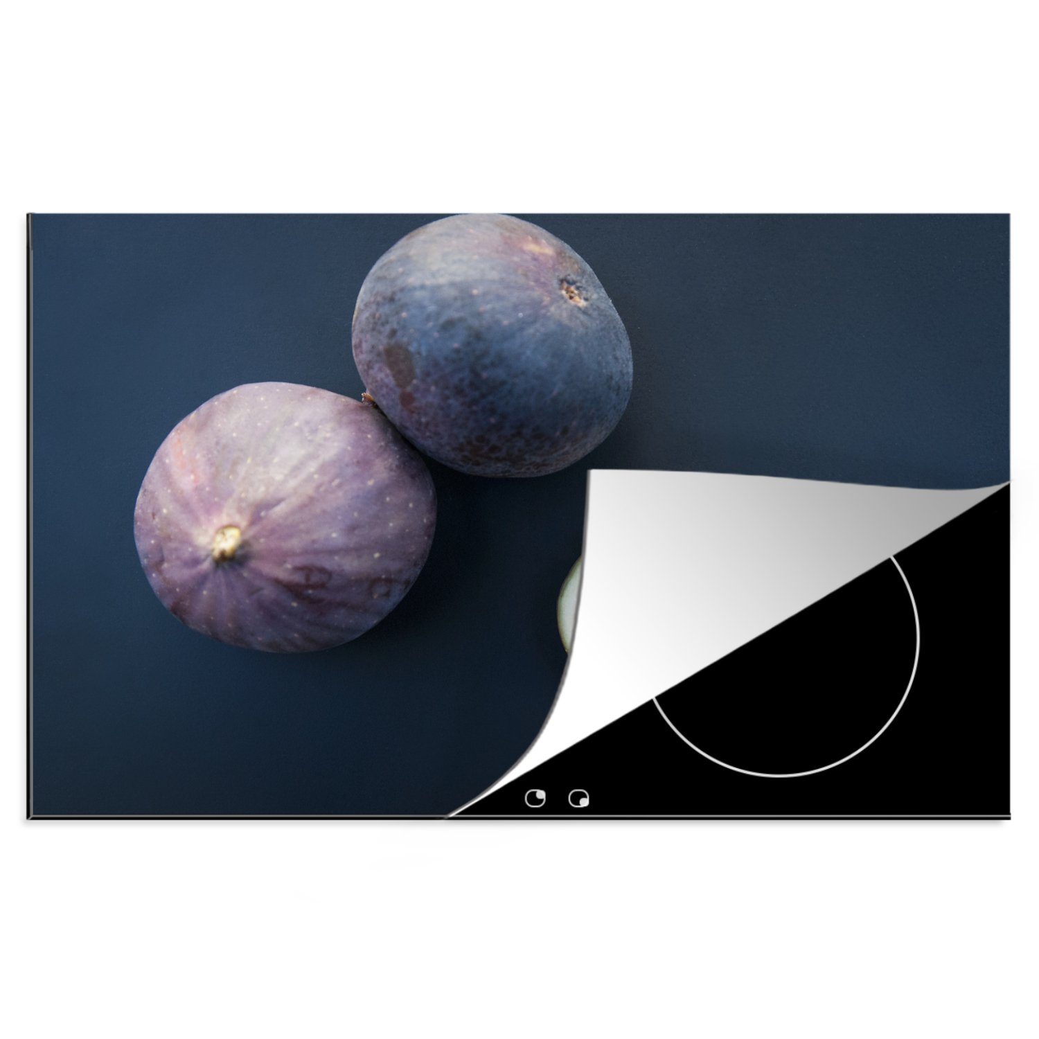 MuchoWow Herdblende-/Abdeckplatte Drei Feigen mit aufgeschnittener Frucht auf dunkelblauem Hintergrund, Vinyl, (1 tlg), 81x52 cm, Induktionskochfeld Schutz für die küche, Ceranfeldabdeckung