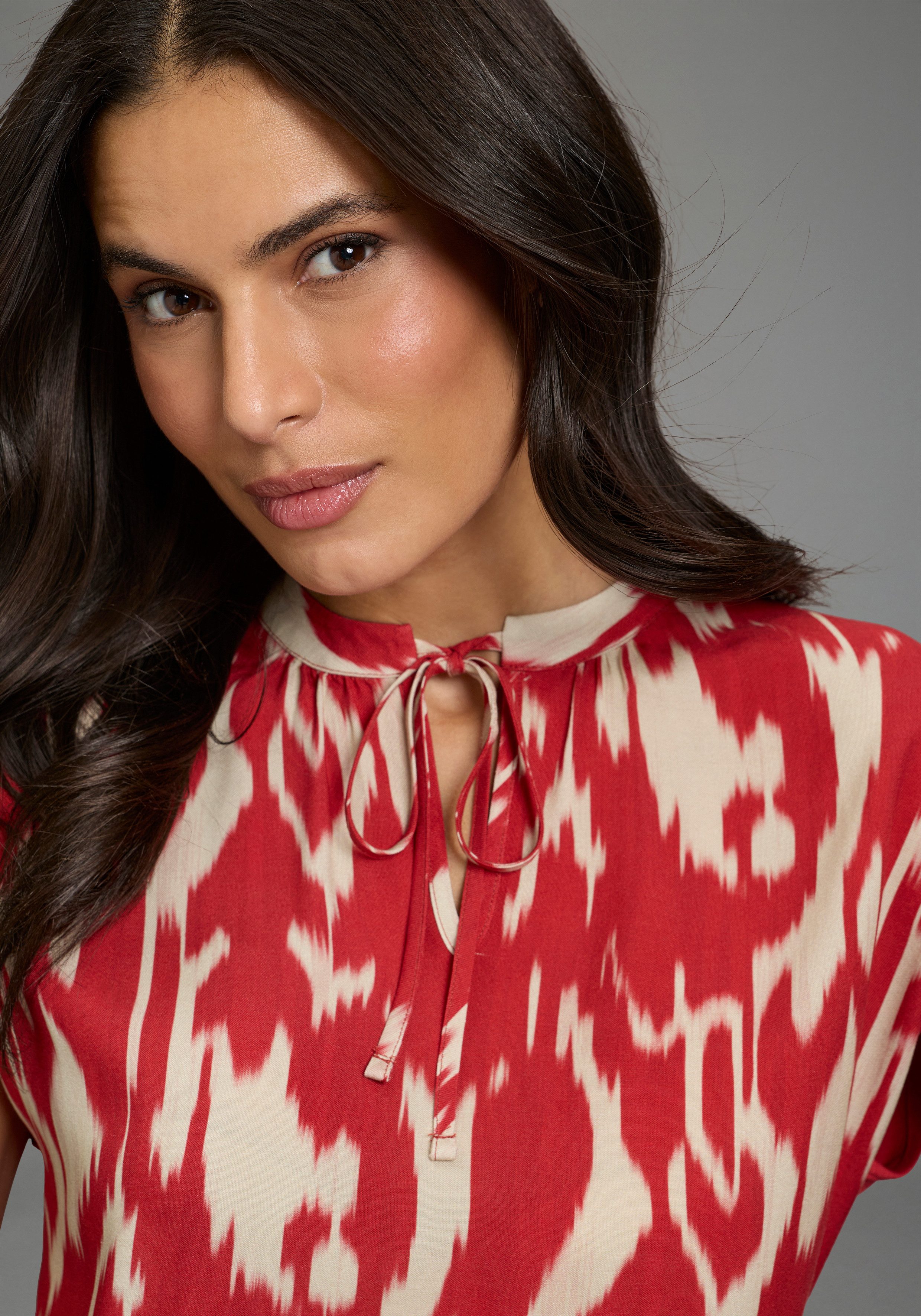 Laura Scott Shirtbluse gemustert mit Bordüren-Print, Kurzarm, aus Viskose. € 34,99, (€ 34,99 pro 1 Stk).