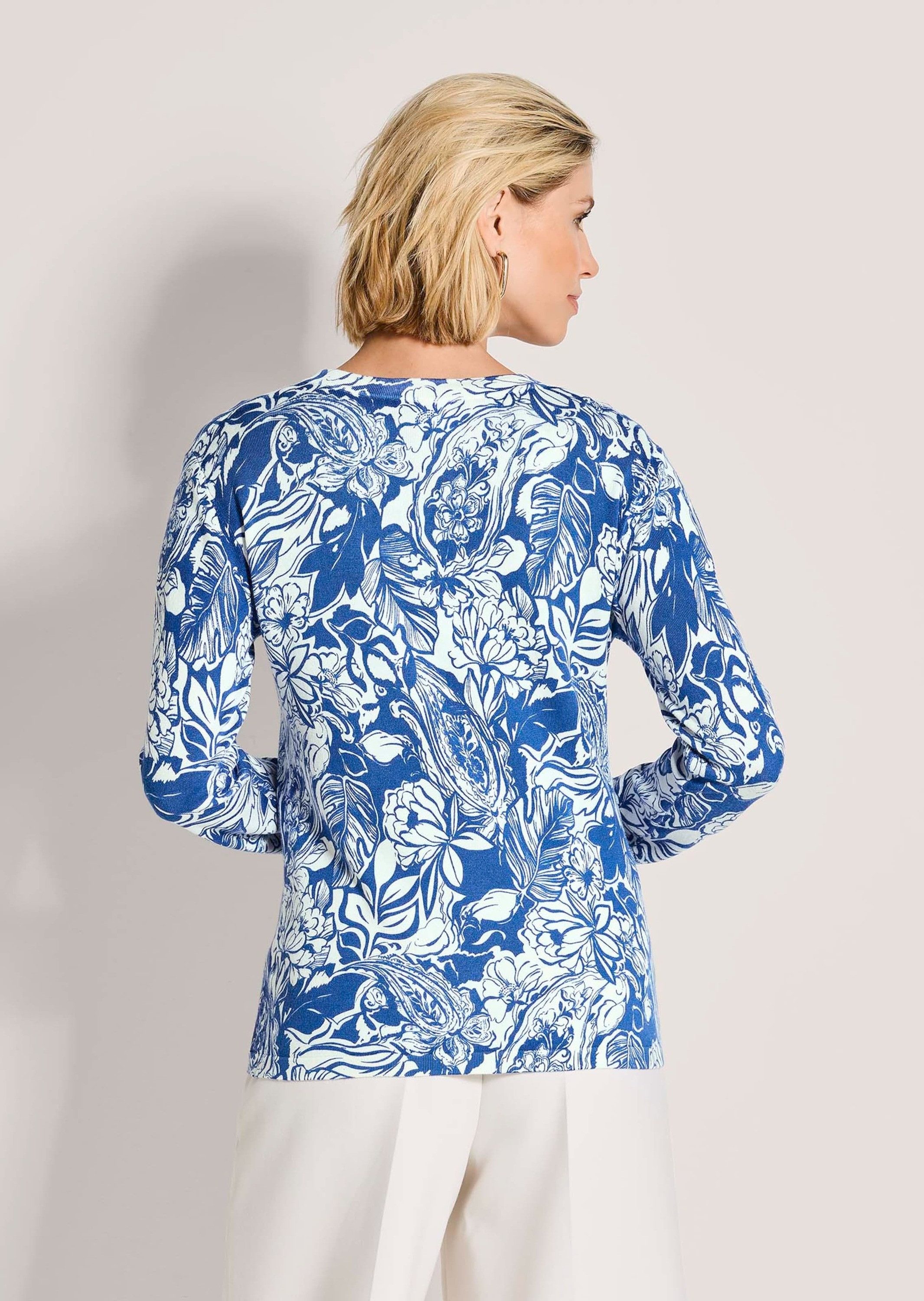 MADELEINE Strickjacke Blumige Feinstrick-Jacke, Langarm, Knopfleiste Sommerliche Viskose-Jacke im Bicolor-Blumenmuster, Rundhals, Langarm
