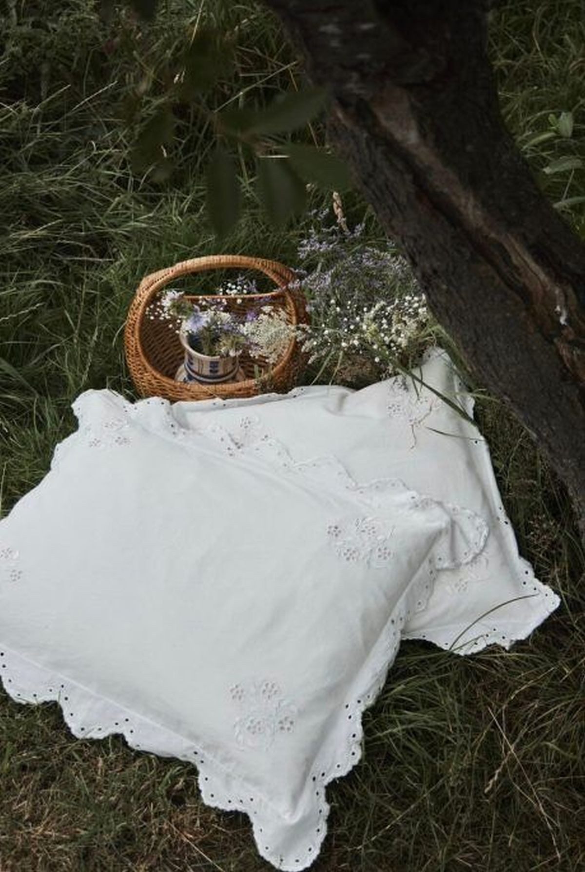Femme Facon Kissenhülle Luxus Kissenhülle Bio Baumwolle mit floraler Lochstickerei Dekokissen, 100 % Bio Baumwolle