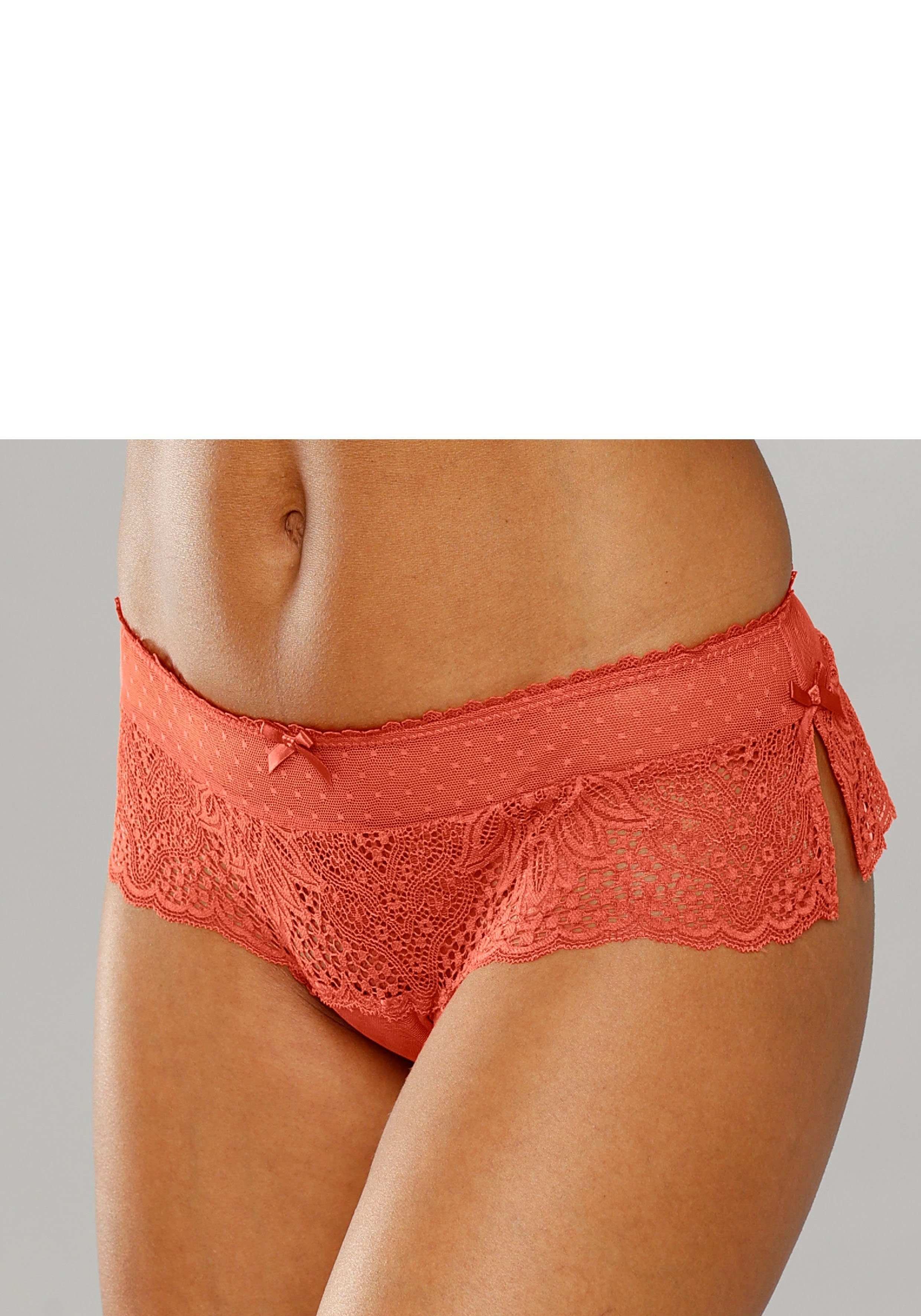 Vivance Stringpanty aus extravaganter Spitze mit seitlichen Schlitzen