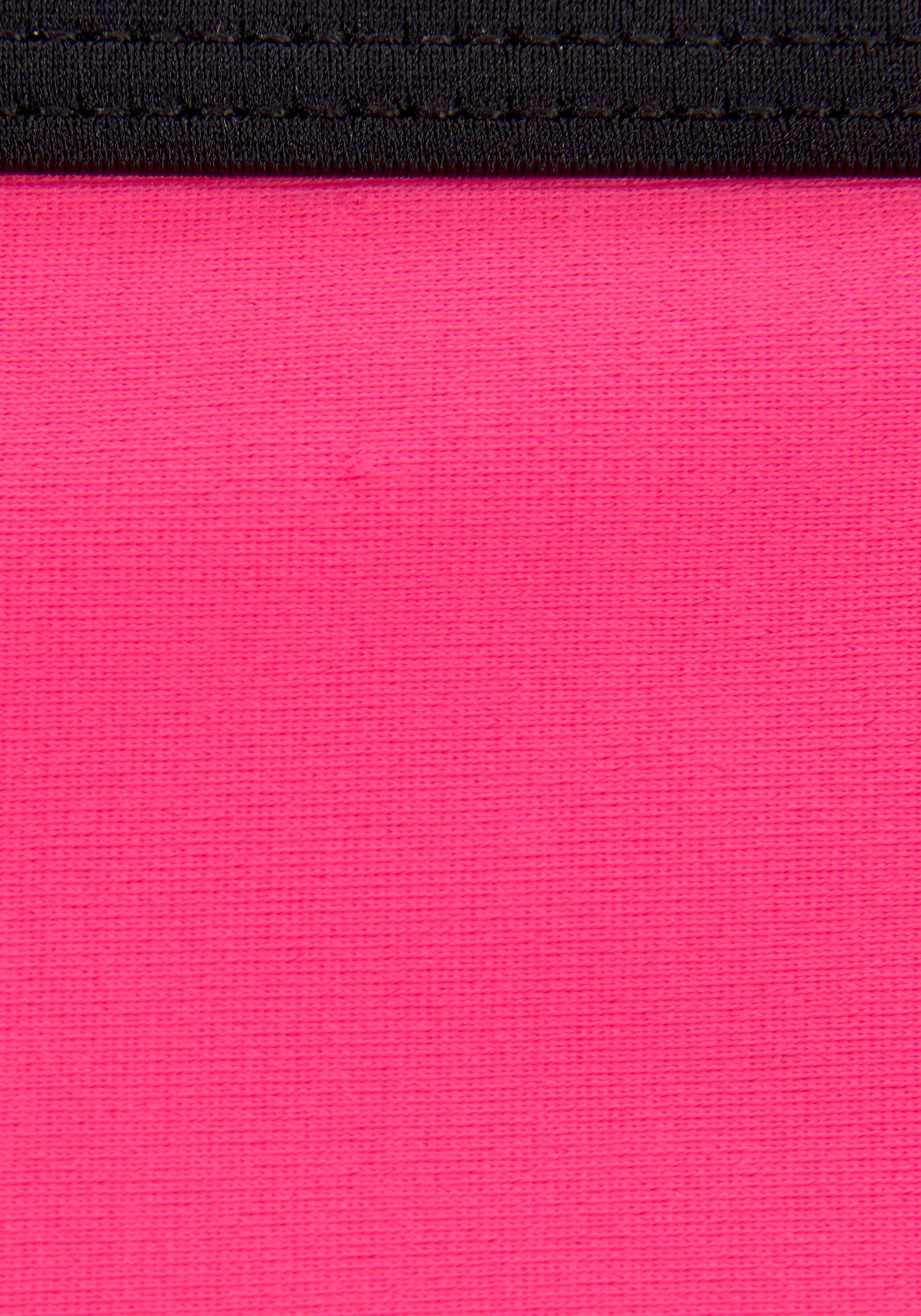 mit Logoprint an Bench. Hose pink-schwarz und Triangel-Bikini Top