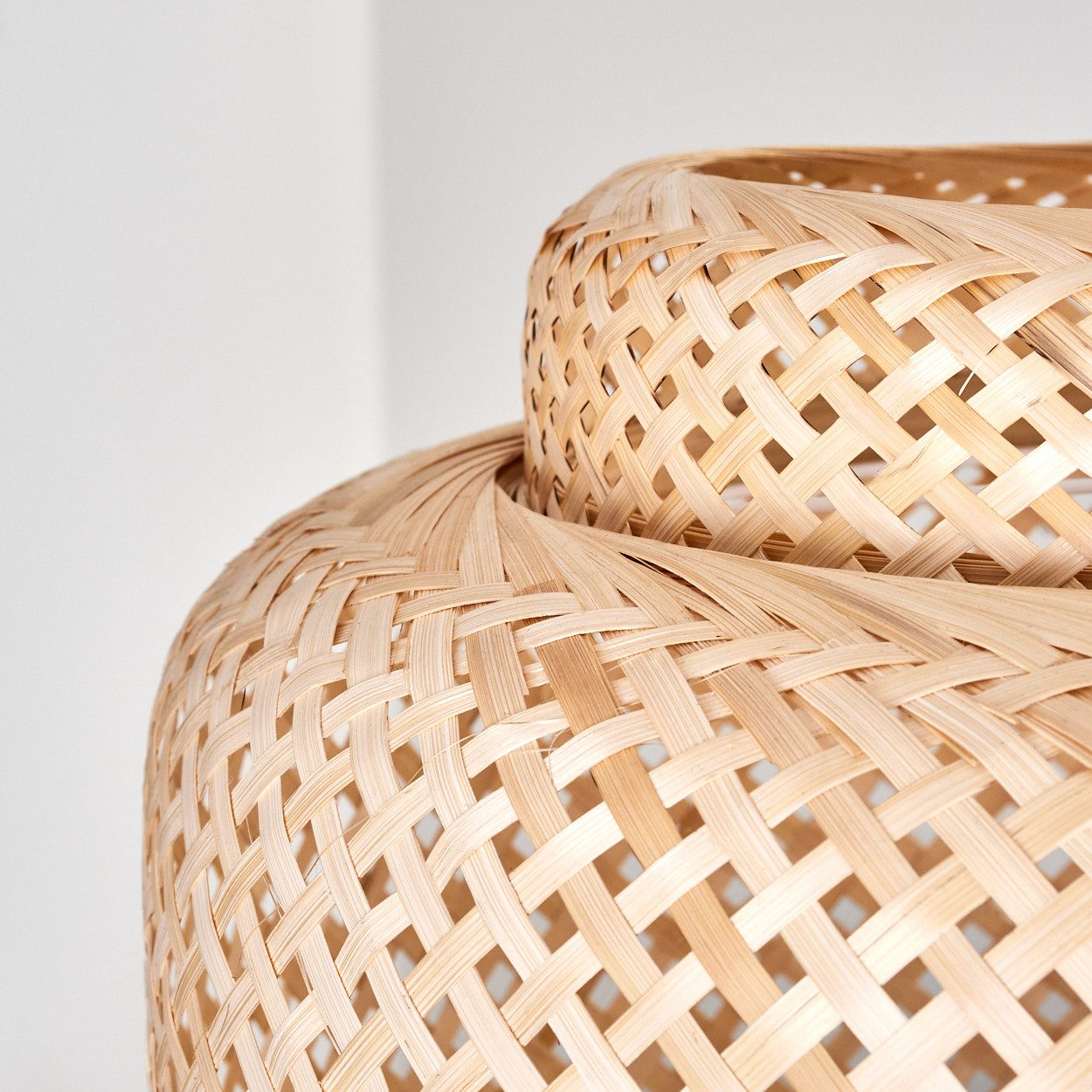 hofstein Hängeleuchte Hängelampe aus Metall/Bambus in Weiß/Naturfarben, ohne Leuchtmittel, Hängeleuchte im Boho-Design, Schirm in Gitter-Optik (45cm), 140cm, E2 – Bild 3 von 5