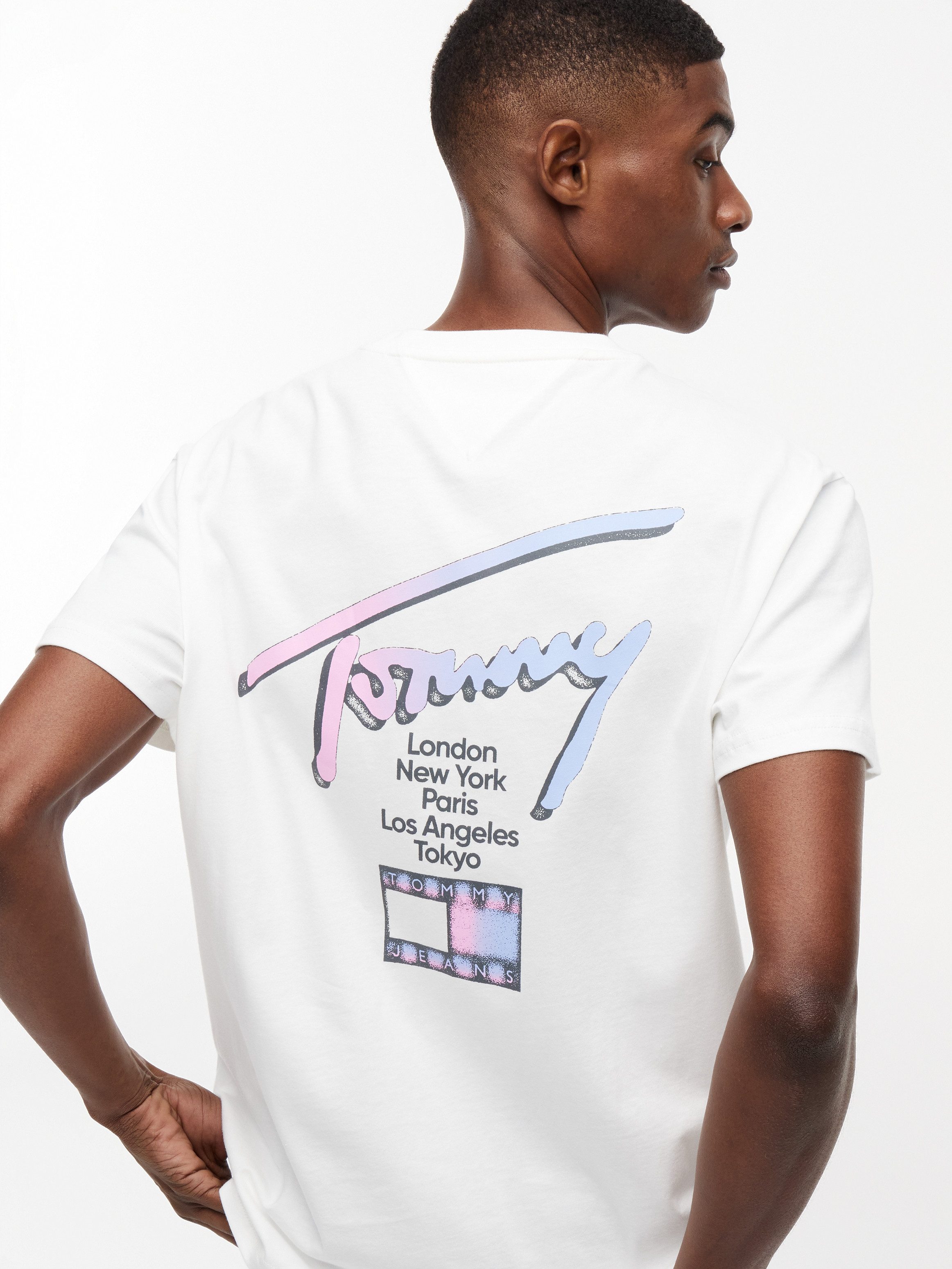 Tommy Jeans T-Shirt TJM REGULAR CITY SIGNATURE mit Tommy-Signatur-Logo auf dem Rücken