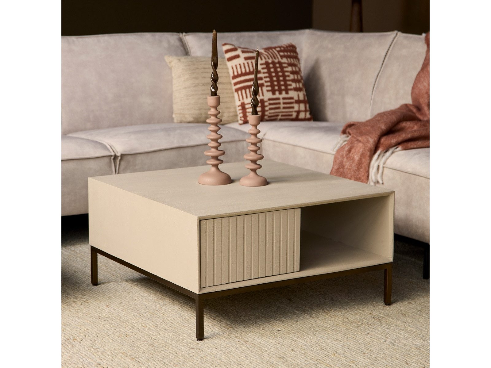 Villa Möbel Couchtisch Dimora (Packung, 1-St., 1 St. Couchtisch), Mangoholz Sand-Finish 2 Lamellenschubladen mit Metallbeinen