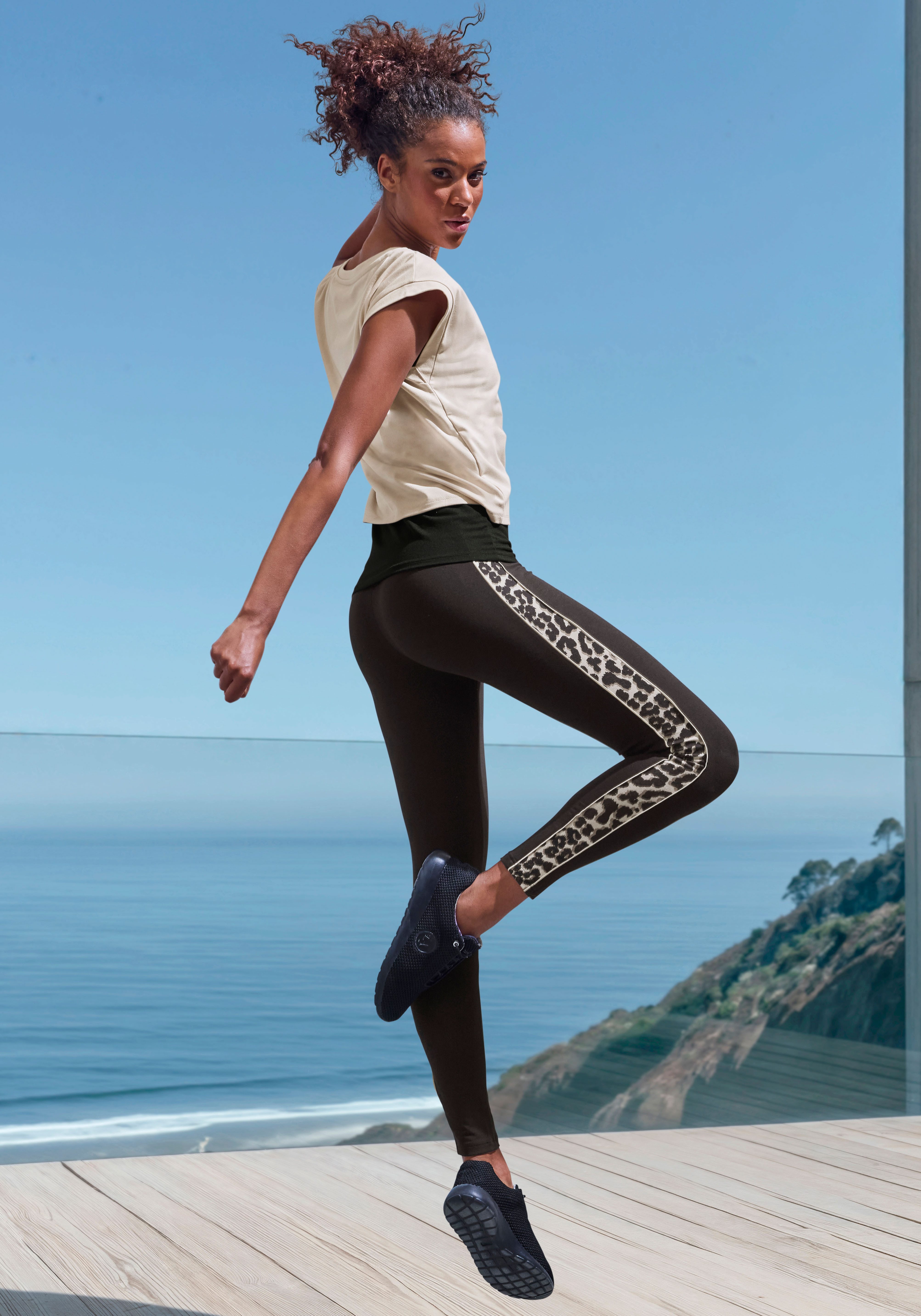 LASCANA ACTIVE Leggings Einsätze mit Leopardenmuster an den Beinen