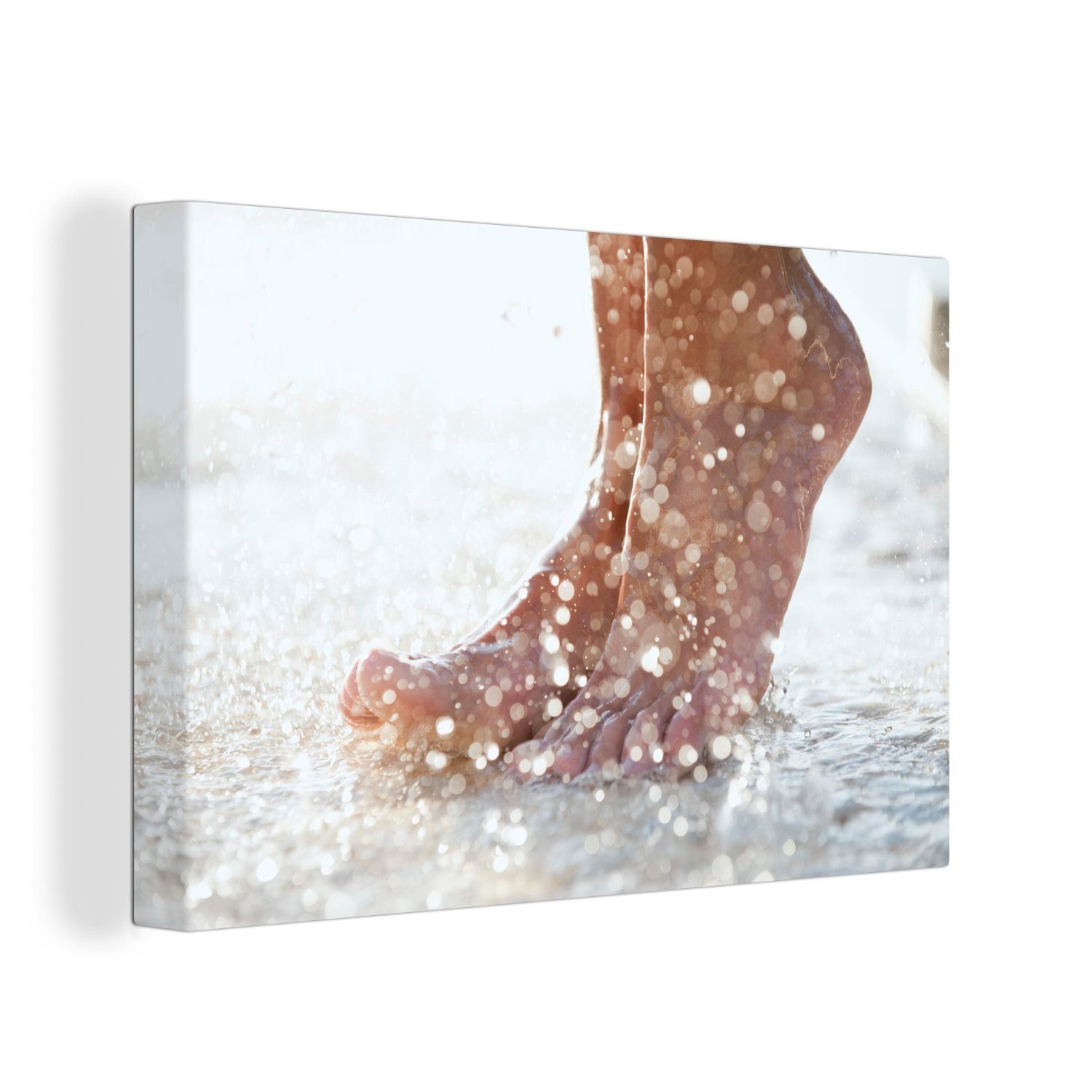 OneMillionCanvasses® Leinwandbild Füße unter einer Außendusche, (1 St), Wandbild Leinwandbilder, Aufhängefertig, Wanddeko, 30x20 cm