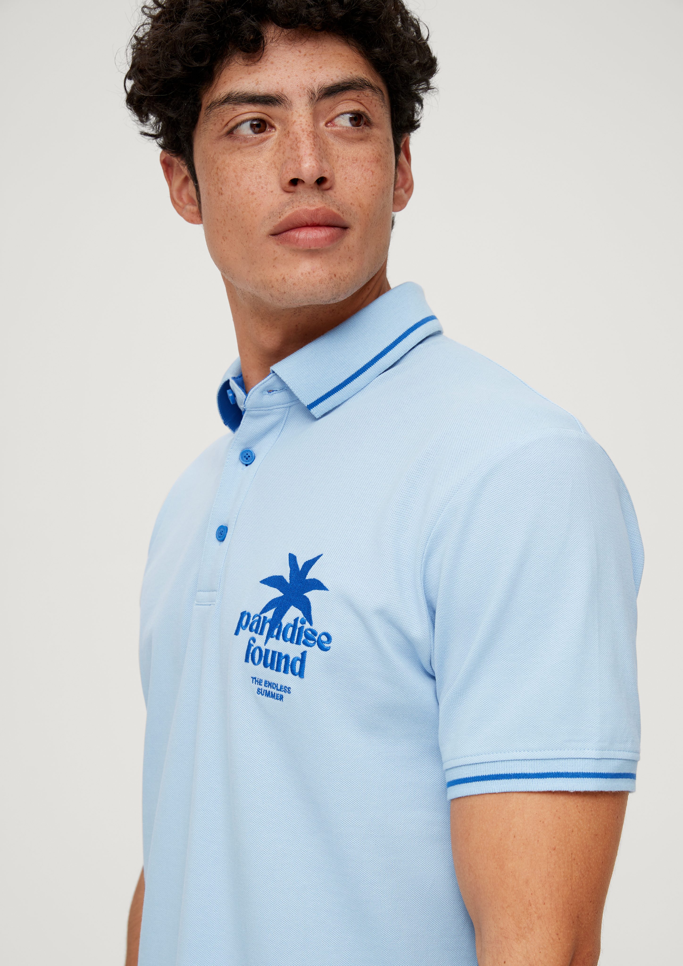 s.Oliver Kurzarmshirt Polo-Shirt aus Baumwoll-Piqué Kontrast-Details, Stickerei hellblau