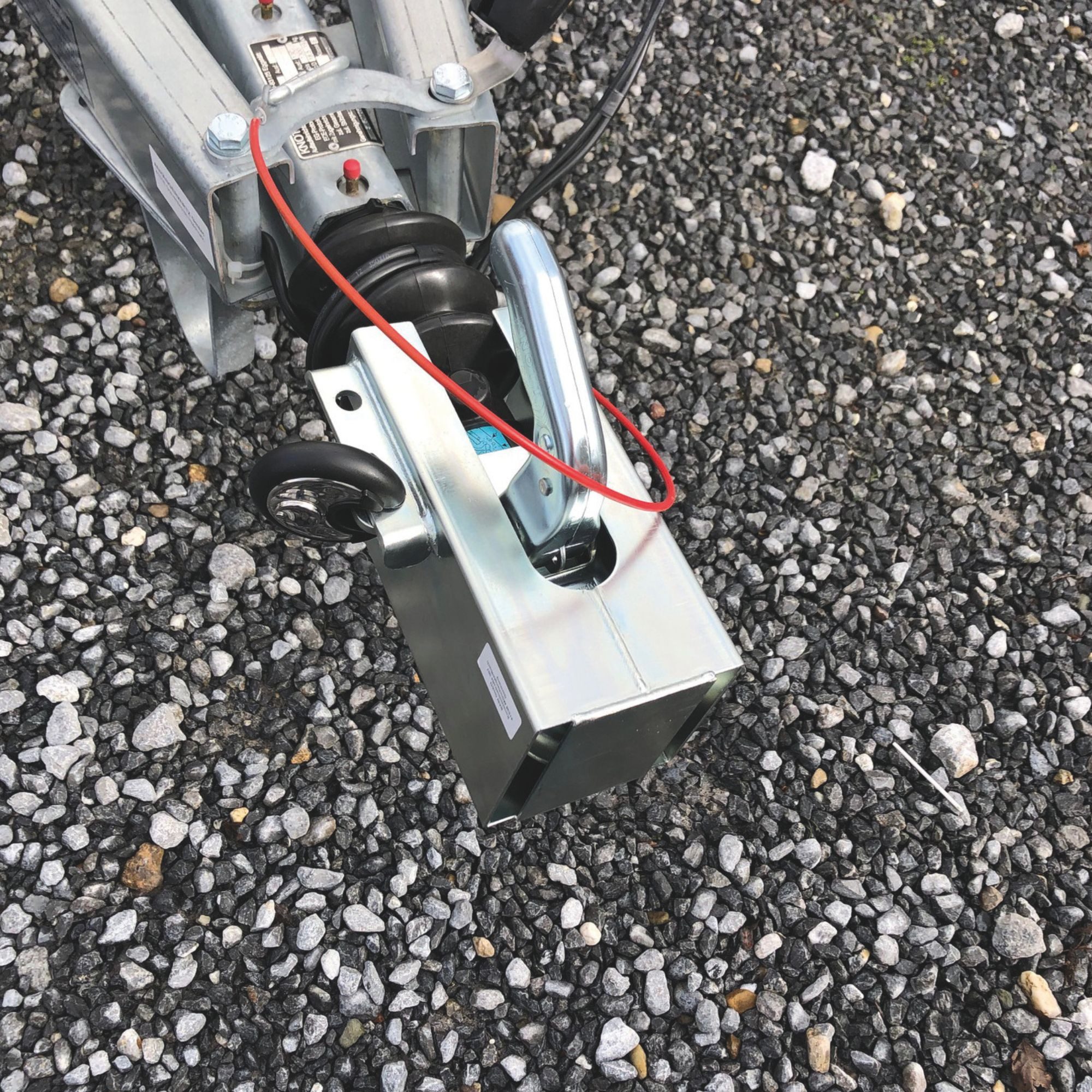 BASI Anhängerschloss Anhängerschloss Diebstahlsicherung, Anhängersperre (Spar-Set, 2-tlg., Lieferung mit Vorhangschloss), passend für alle Zugkugel-Kupplungen, mit Rundbügelschloss