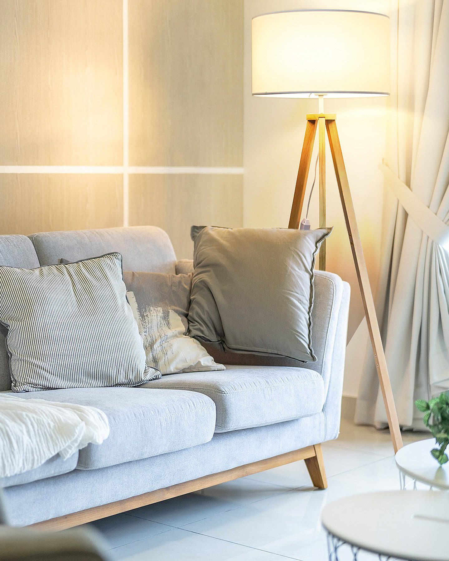 Tomons LED Stehlampe wohnzimmer Stehleuchte Dimmbar aus Holz Dreibein, Skandinavischer, Halogen