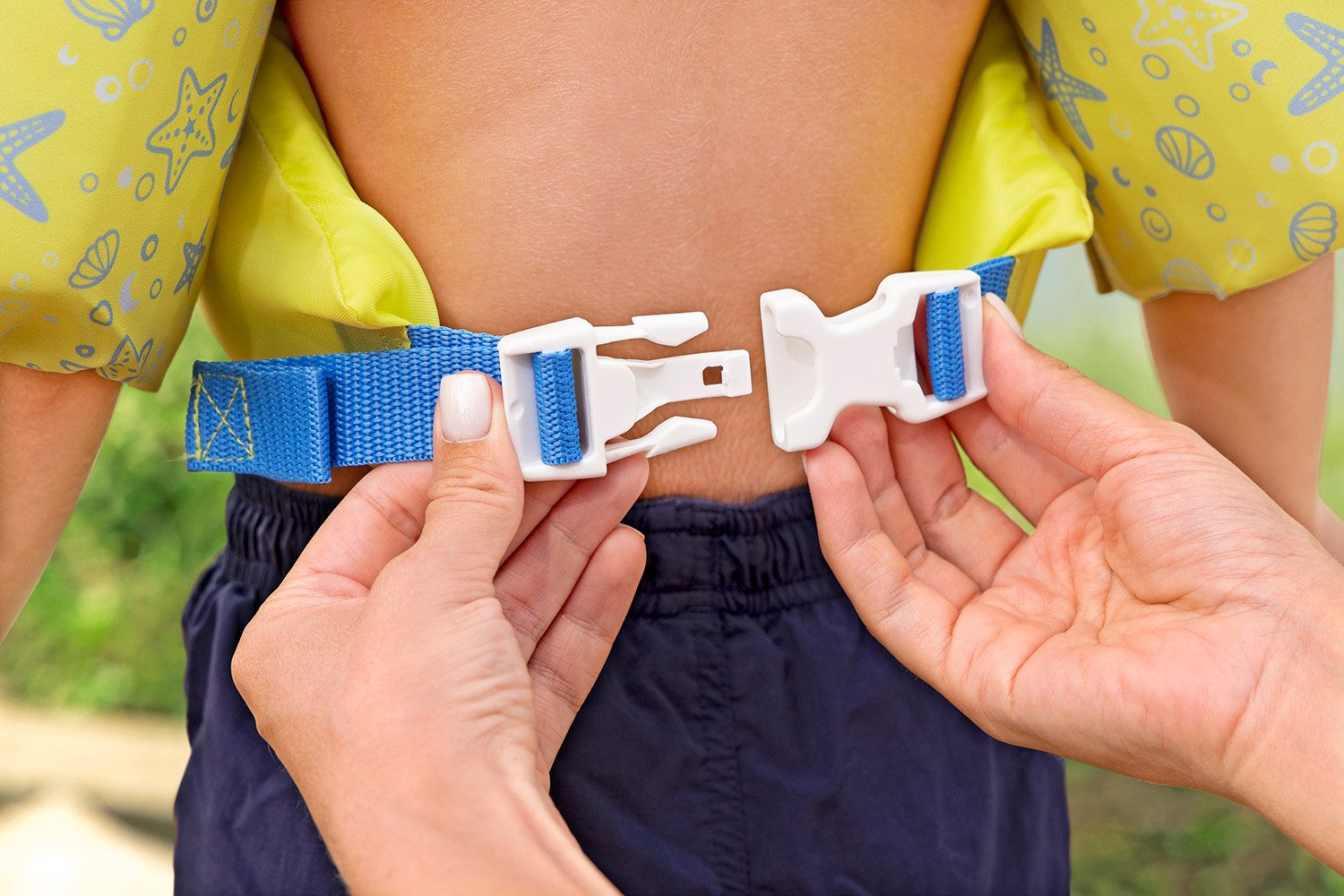 Bestway Schwimmweste Puddle Jumper Kleiner Rochen, Rückenseite mit verstellbarem Gurt und Clipverschlüssen