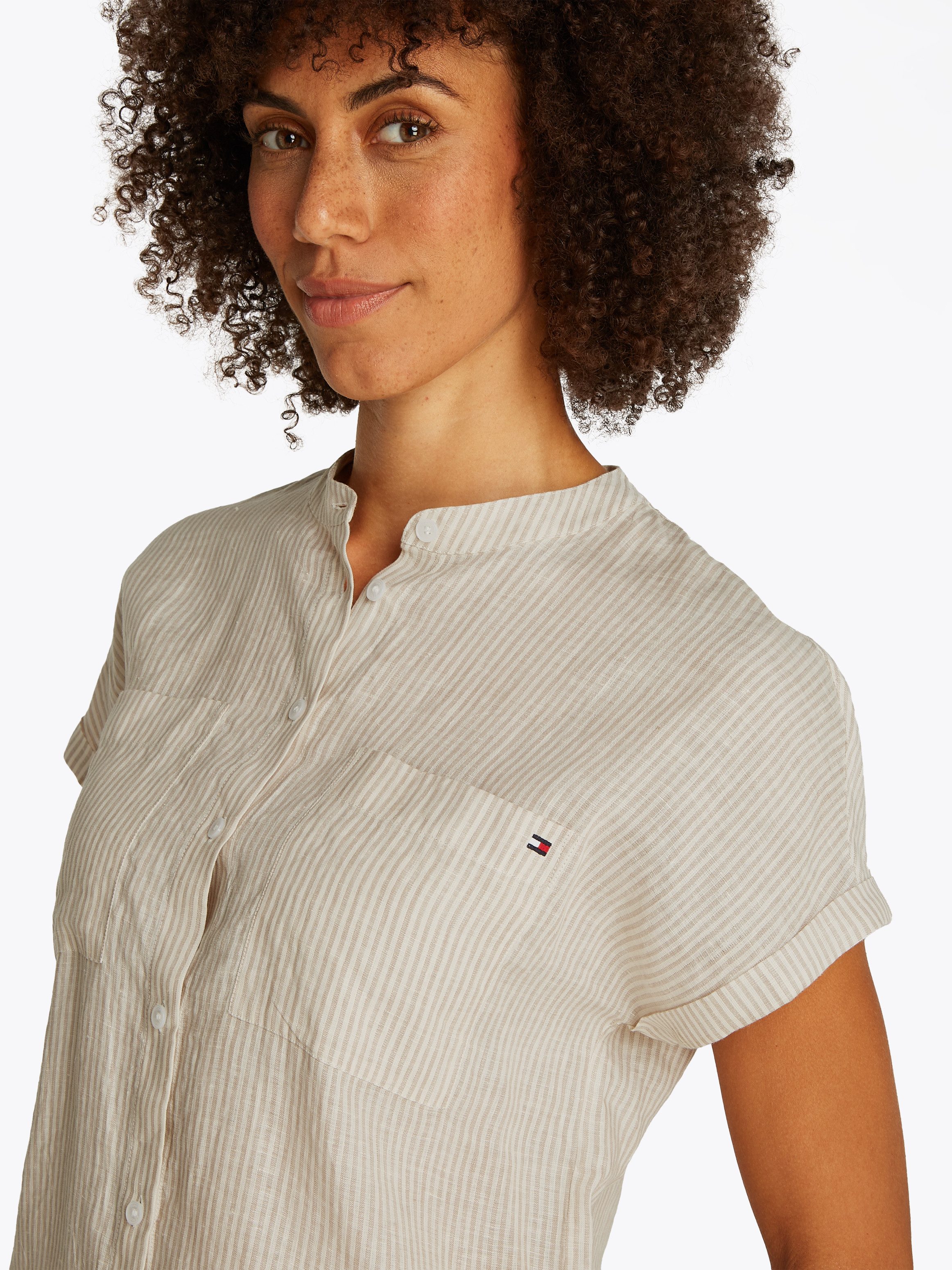 Tommy Hilfiger Kurzarmbluse ESS LINEN COLLARLESS S/S BLOUSE mit Logosticker günstig online kaufen