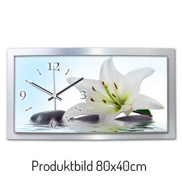 Kreative Feder Funkwanduhr 3D Designer-Wanduhr „Weiße Lilie“ aus gebürstetem Aluminium (3D-Wölbung; einzigartiges Zwei-Platten-Design; flüsterleises Uhrwerk)