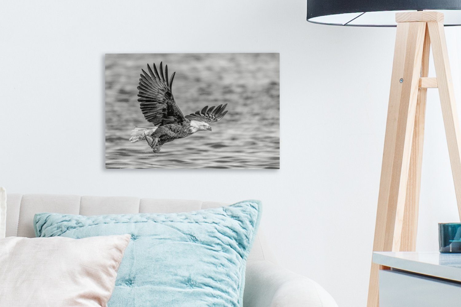 OneMillionCanvasses® St), und weiß, Fisch Aufhängefertig, schwarz Wandbild 30x20 (1 mit Leinwandbild cm Jagd der Leinwandbilder, auf Wanddeko, Raubvogel einem -