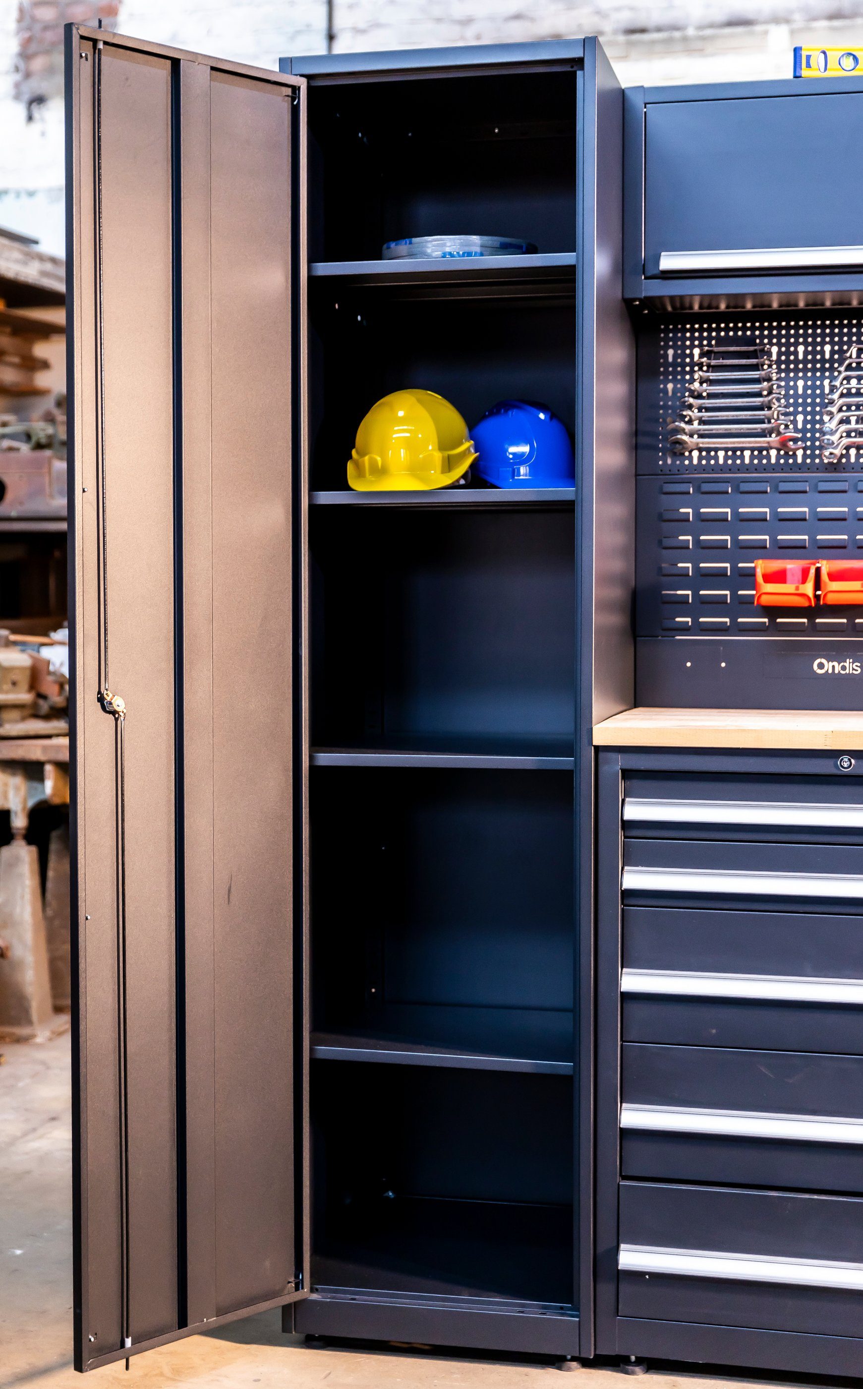 ONDIS24 Werkstatt-Set Werkstatteinrichtung XXL SteelMaster 325 x 55 x 202 cm, schwarzer Stahl, Werkbank, Werkzeugschränke, Buchenholzarbeitsplatte