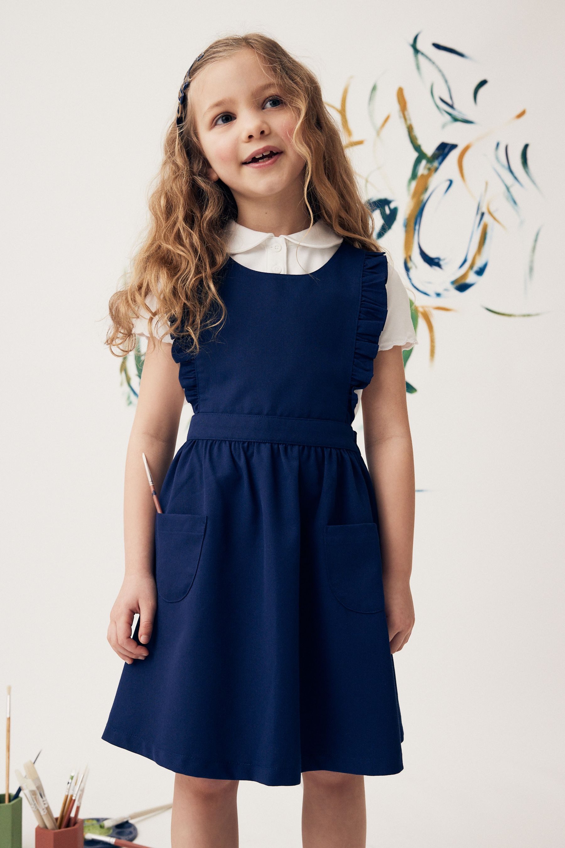 Next Latzkleid Schulkleidung Latzkleid mit Rüschendetail (1-tlg)