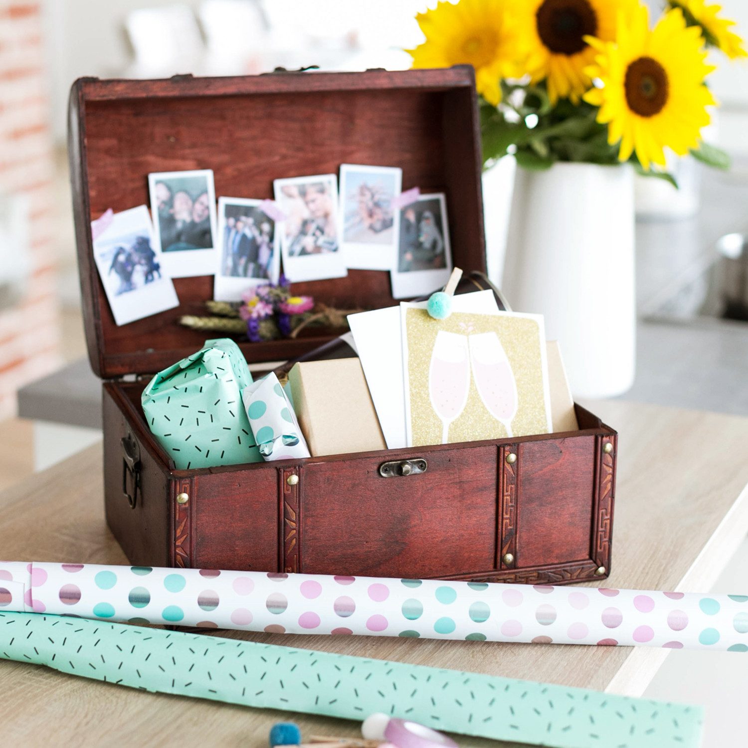 HMF Schatzkiste Handgefertigte Holztruhe Portugal, Schatzkiste mit dekorativem Metallschloss im Antik-Look 30x20x15 cm