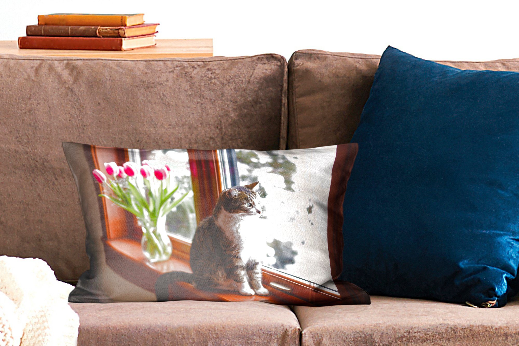 Dekokissen Dekoration, Vase Zierkissen, mit einer Fensterbank, mit Füllung, Katze neben Dekokissen Wohzimmer Tulpen sitzt Schlafzimmer MuchoWow einer auf