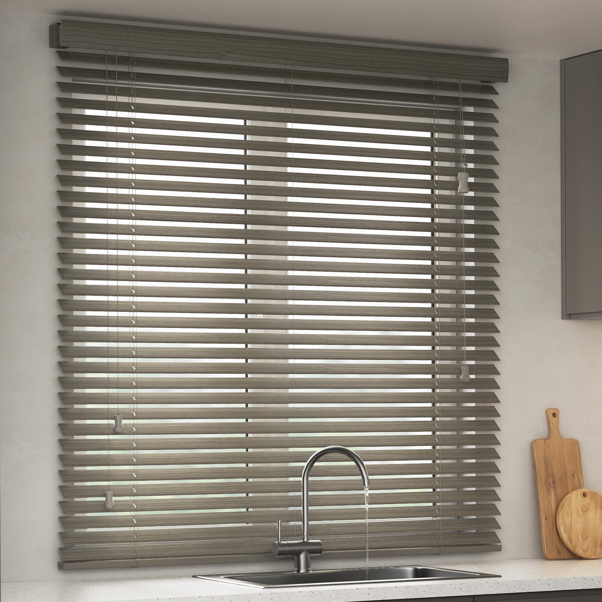 Victoria M. Jalousie KAYA Jalousie in Holzoptik 35 mm, 70x130 cm, holzdunkel strukturiert, mit Bohrenohne Bohren, freihängend, 35 mm, Individuelle Lichtregulierung