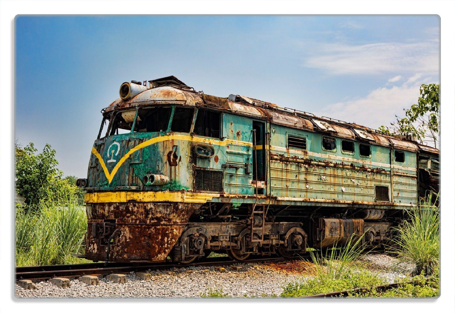 Wallario Frühstücksbrett Alte verrostete Lokomotive auf einem Abstellgleis, (inkl. rutschfester Gummifüße 4mm, 1-St), 20x30cm