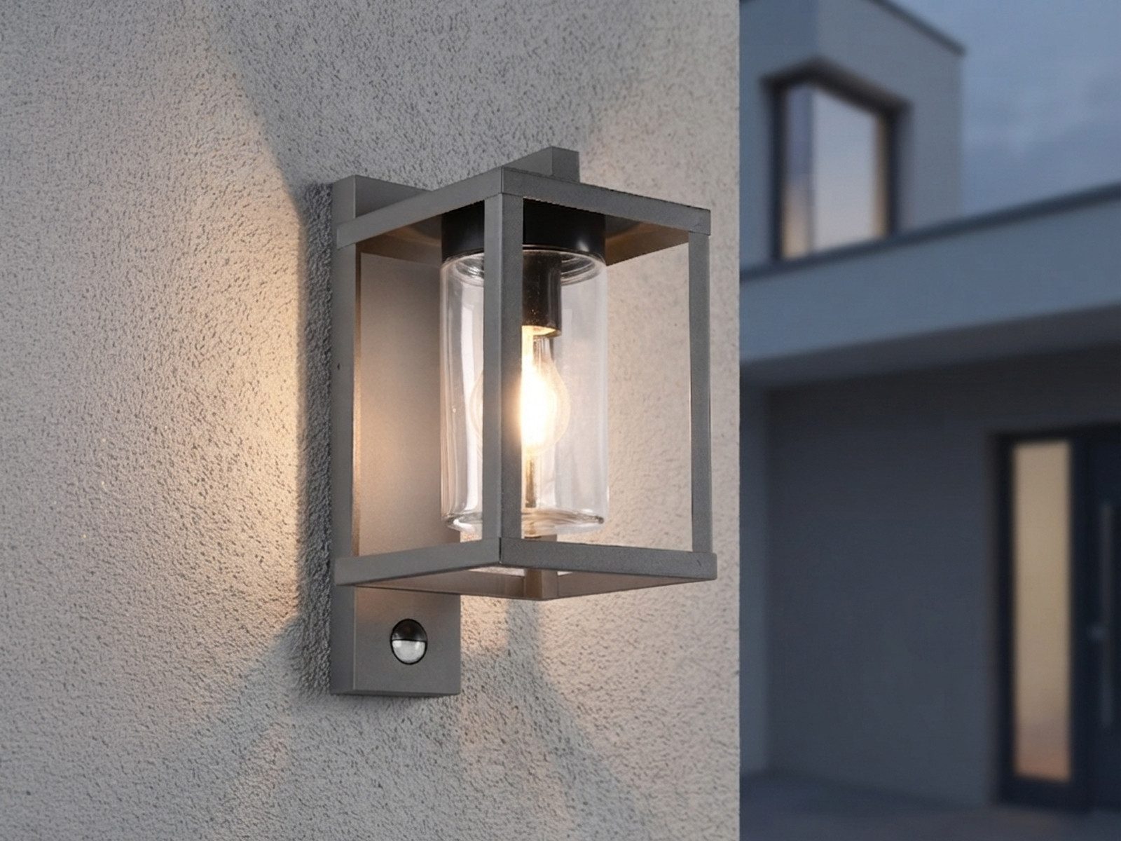 TRIO Leuchten LED Außen-Wandleuchte mit Bewegungsmelder & E27 LED, Höhe 33cm, Bewegungssensor, LED wechselbar, warmweiß, Wand Außenleuchte, Fassadenbeleuchtung Wandlampe, Haus-Tür beleuchten