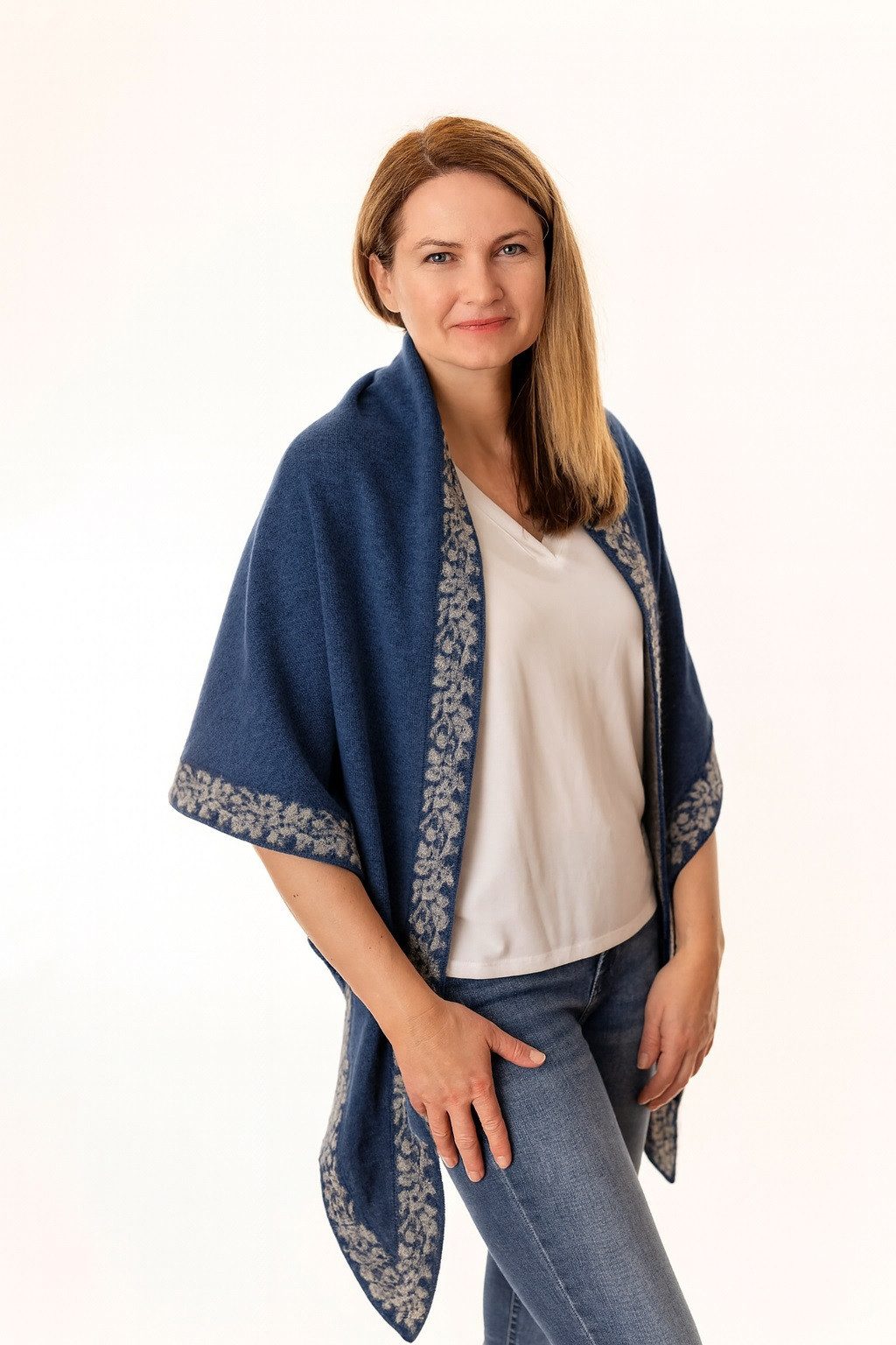 Pezzo D'oro Dreieckstuch Stola, reine Merinowolle,indigoblau graue Bordüre aus Byern, wird in Bayern in kleiner Manufaktur produziert