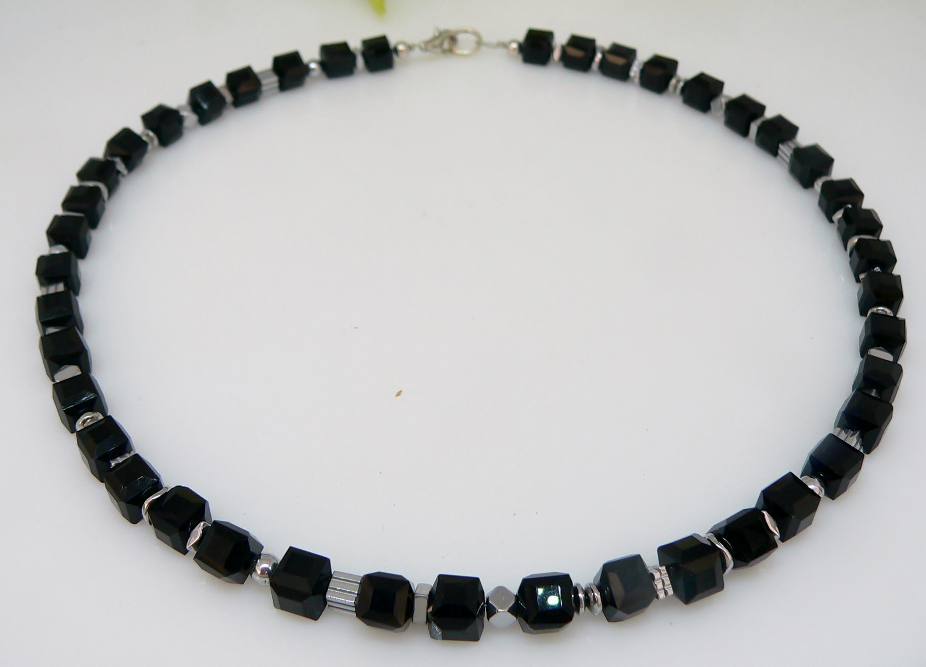 traumschmuck Kette ohne Anhänger 220e Halskette Würfelkette Kristallglas Opak schwarz Hämatit (Geschenk, Muttertag, Weihnachten, Geburtstag, Valentinstag, inkl Schmuckbox), Made in Germany